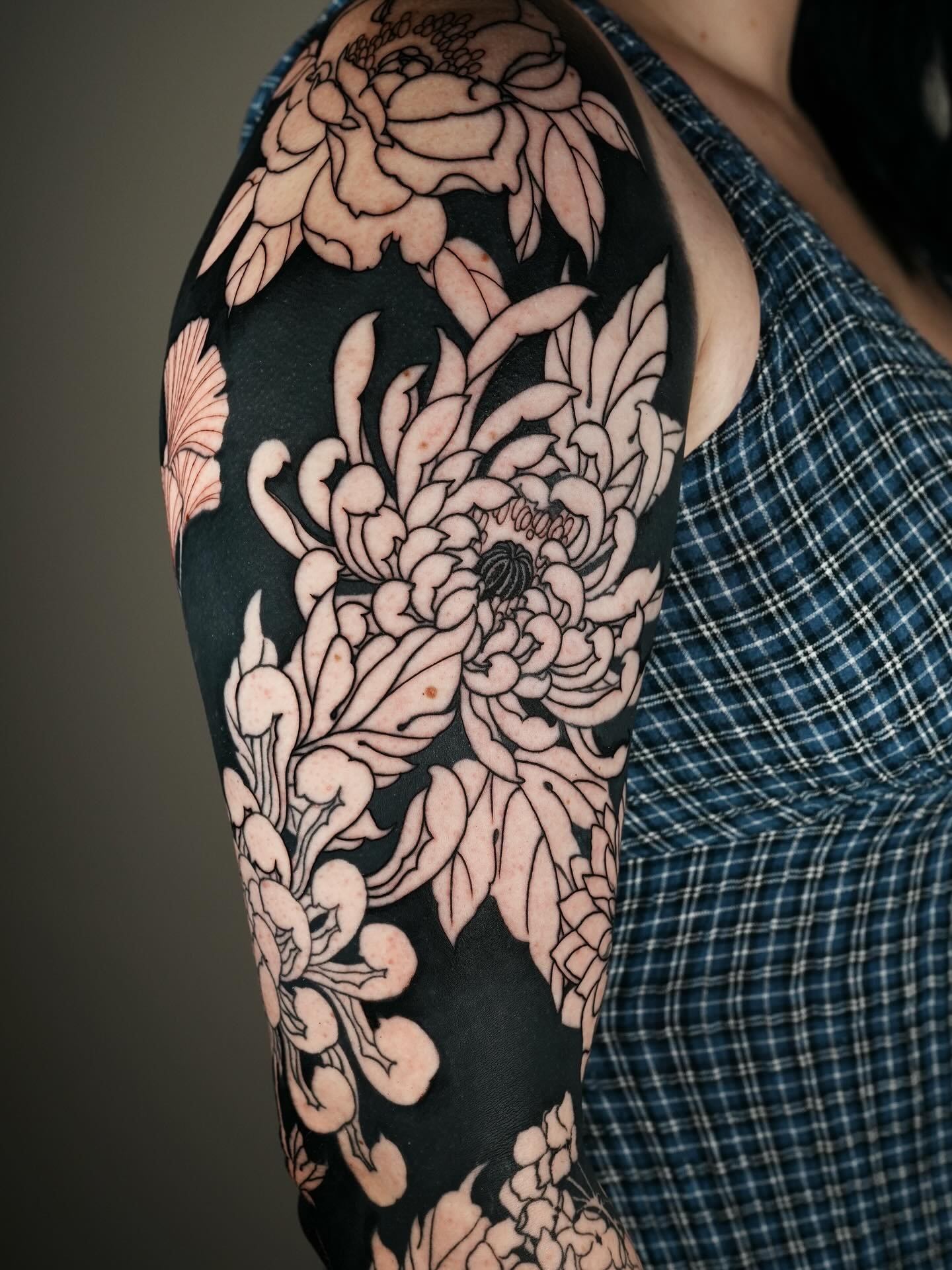 .
Bold and solid shading with a variety of flowers and leaves 🌿🌸
Always love to create strong, timeless pieces that carry both weight and elegance.

Huge thanks to Mel for the trust and dedication 🥰

-Brisbane, Australia 
#blacktattoo #brisbanetat