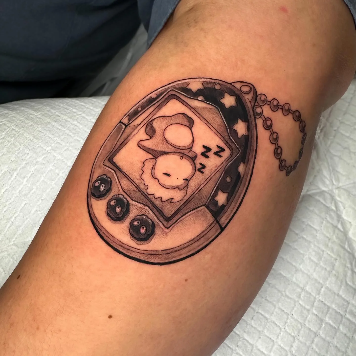 A ponyo/ghibli tamagotchi tattoo I did a while back! 

#tamagotchitattoo #ponyotattoo #ghiblitattoo #tamagotchi