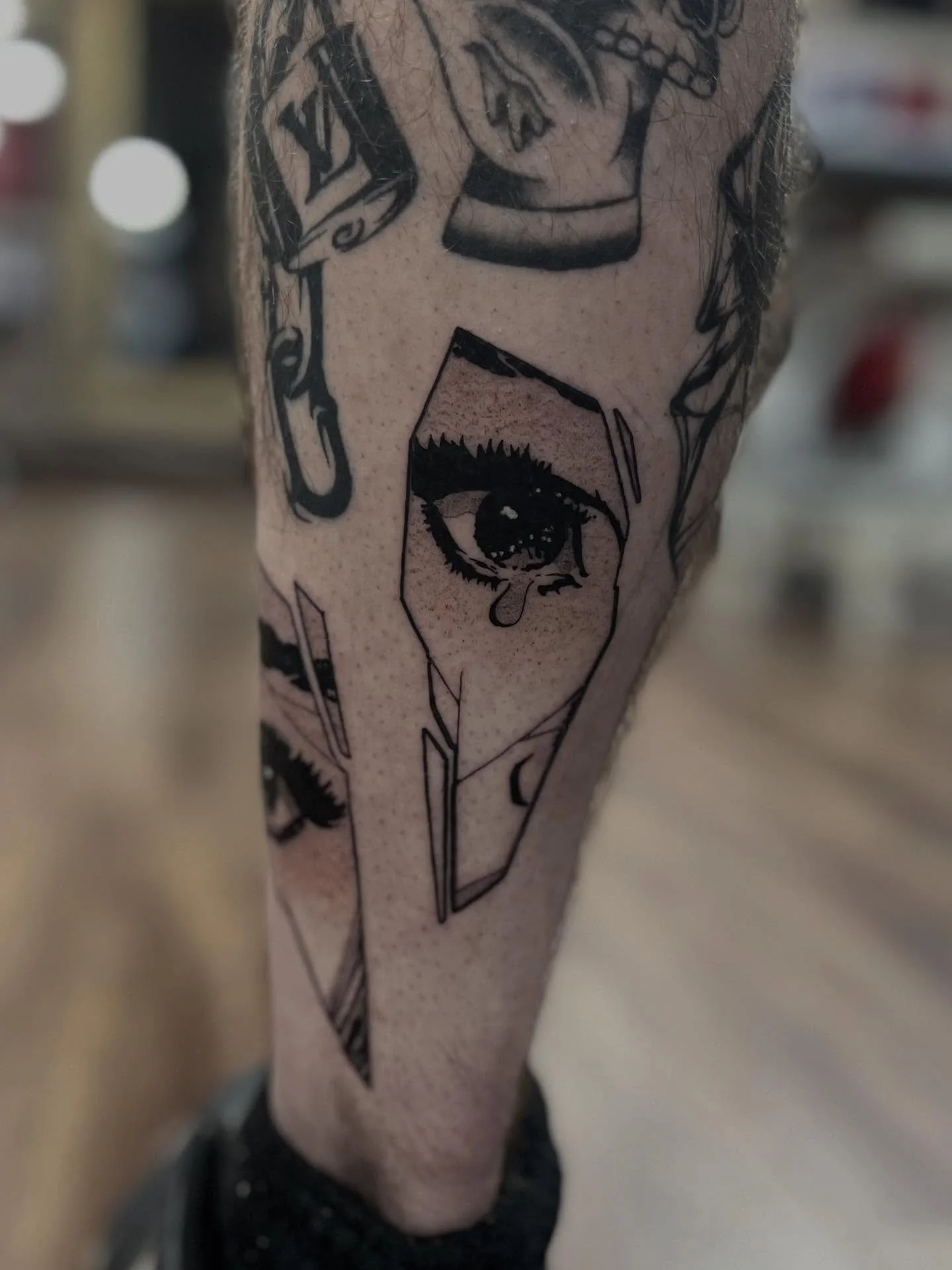 My spin on the Radical $uicide album cover, really enjoyed making this tattoo. The artworks originally from an old comic called Young Romance and the teary eyes belong to a lonely broadway star called Elaine Barry. 

Tattooed @savepoint_tattoo 

#bri