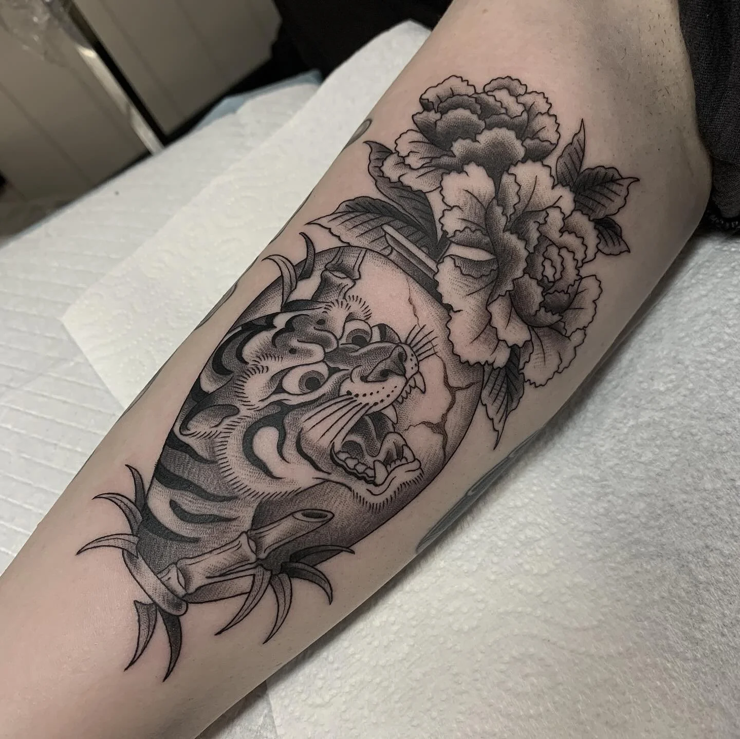 Stoked I got to do this flash piece for Kirsty! 🙏🔥
More tigers always 😎 @savepoint_tattoo 
#tiger #tigertattoo #vase #japanesetattoo #floraltattoo