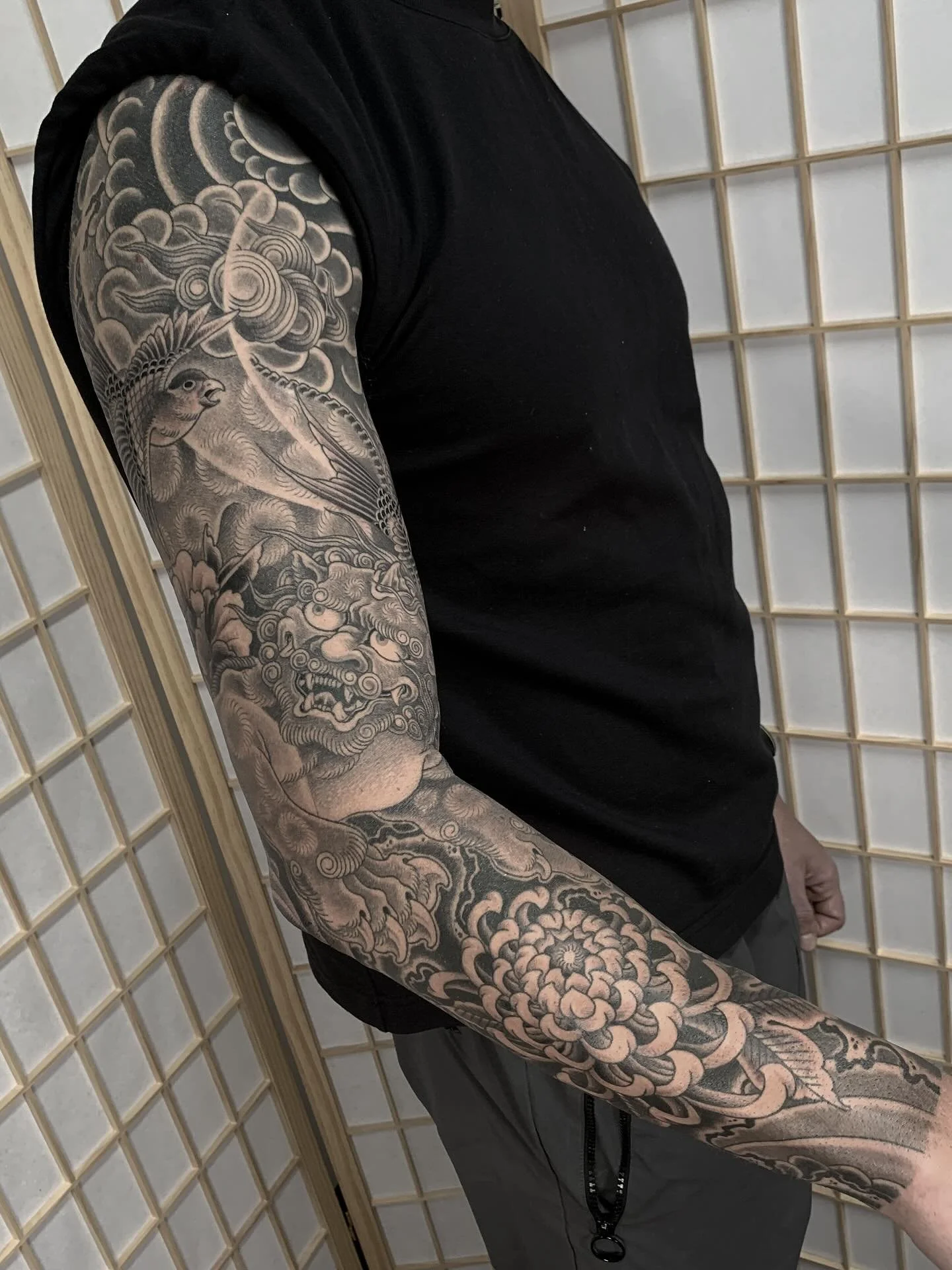 Foo Dog sleeve finished for Elliot!! 🙏 thanks for being such a legend! 🔥 had so much fun doing this one :) @savepoint_tattoo 
#tattoosleeve #japanesetattoo #foodogtattoo #blackandgreytattoo #japaneseart