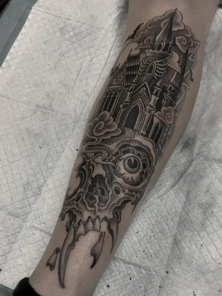 One shot skull castle for Dan&rsquo;s shin 🔥💀🏰🦇
I will never get over doing skull tattoos haha
@savepoint_tattoo 
#skull #castle #fantasyart #horror #tattoo