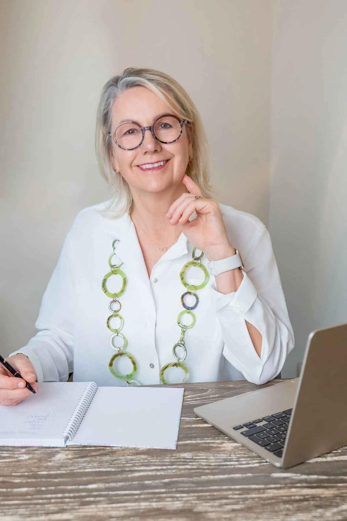 Portrait von Petra Toll-Büschges – ganzheitliche Beratung für mentale, emotionale und körperliche Gesundheit