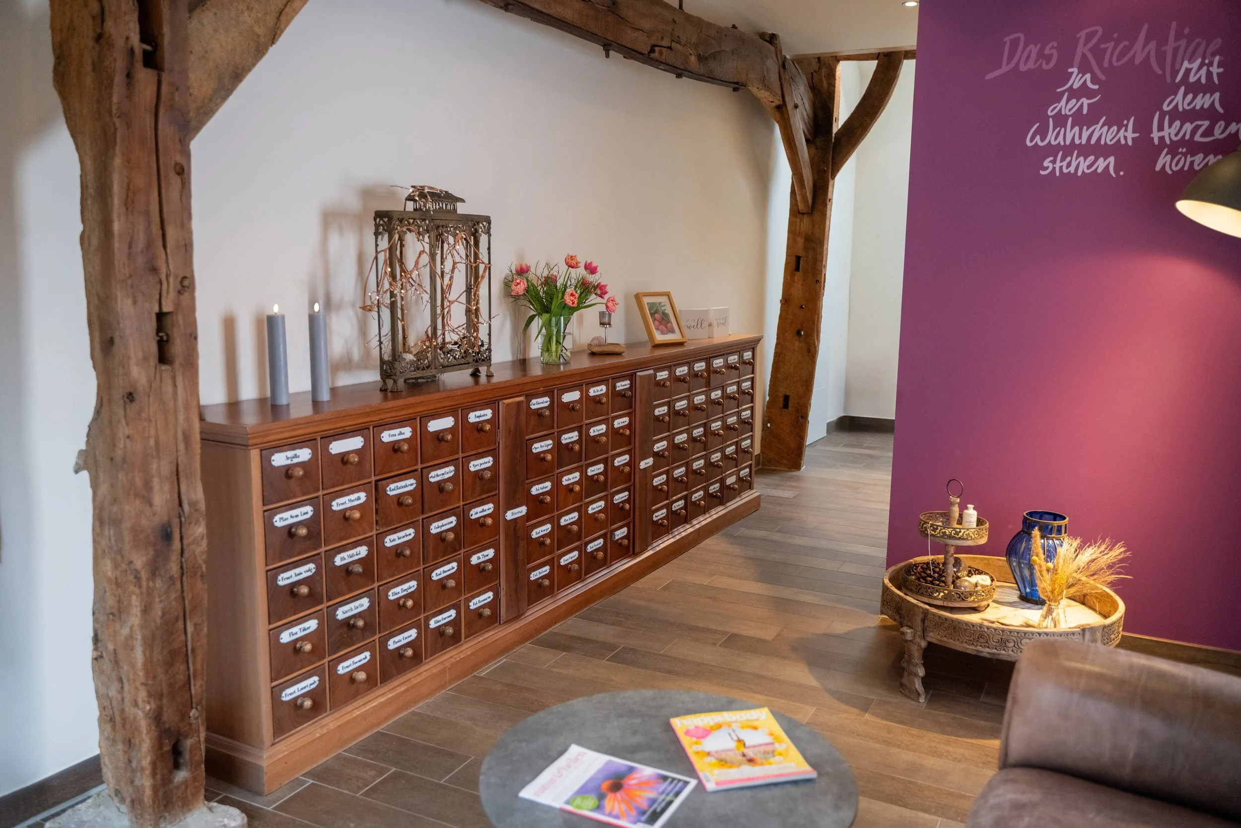 Blick in den Praxisraum mit Apothekerschrank – Petra Toll-Büschges bietet Coaching für Apothekenmitarbeiter:innen