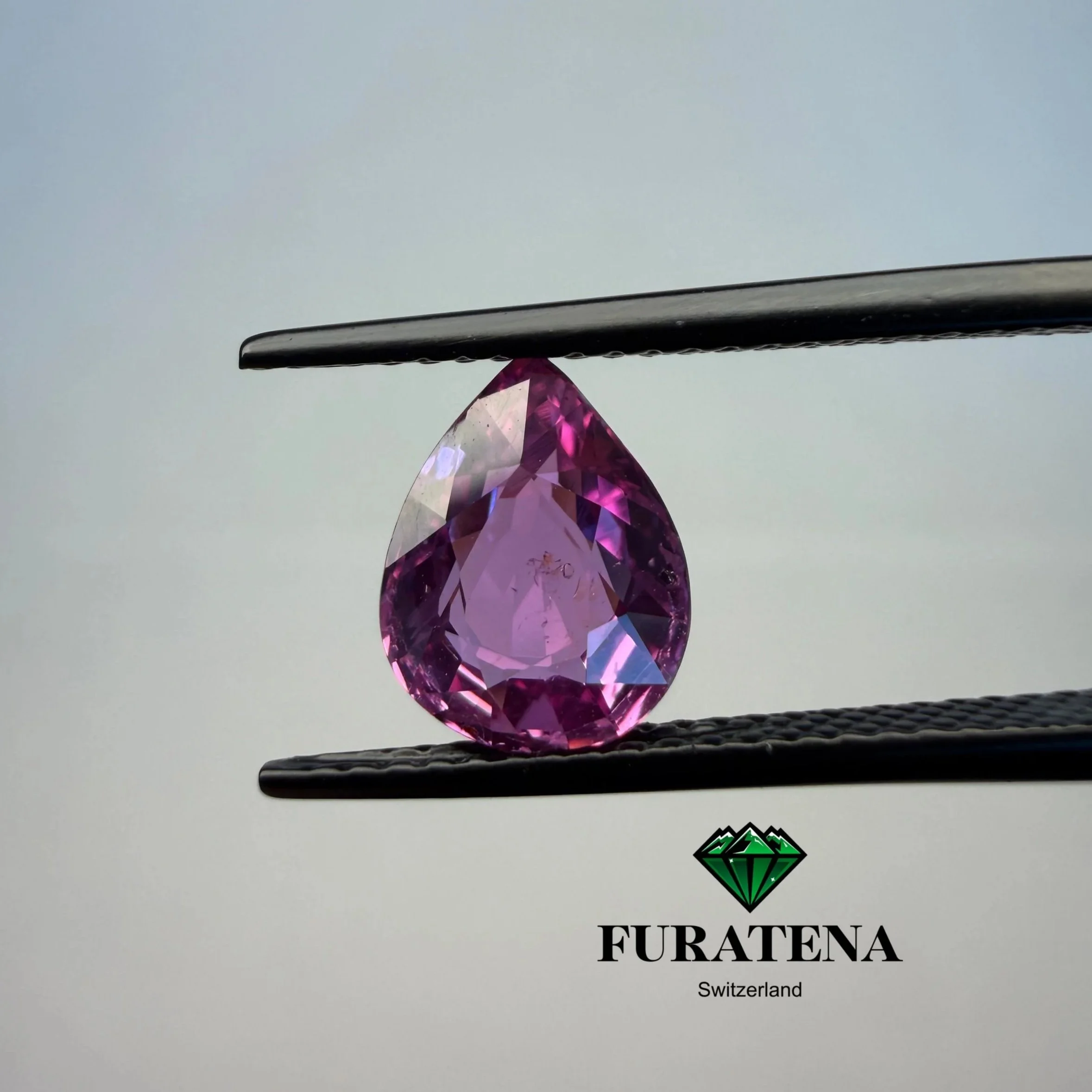 Saphir naturel rose taille poire tenu en pince, saphir fancy rose disponible sur demande, Furatena Switzerland