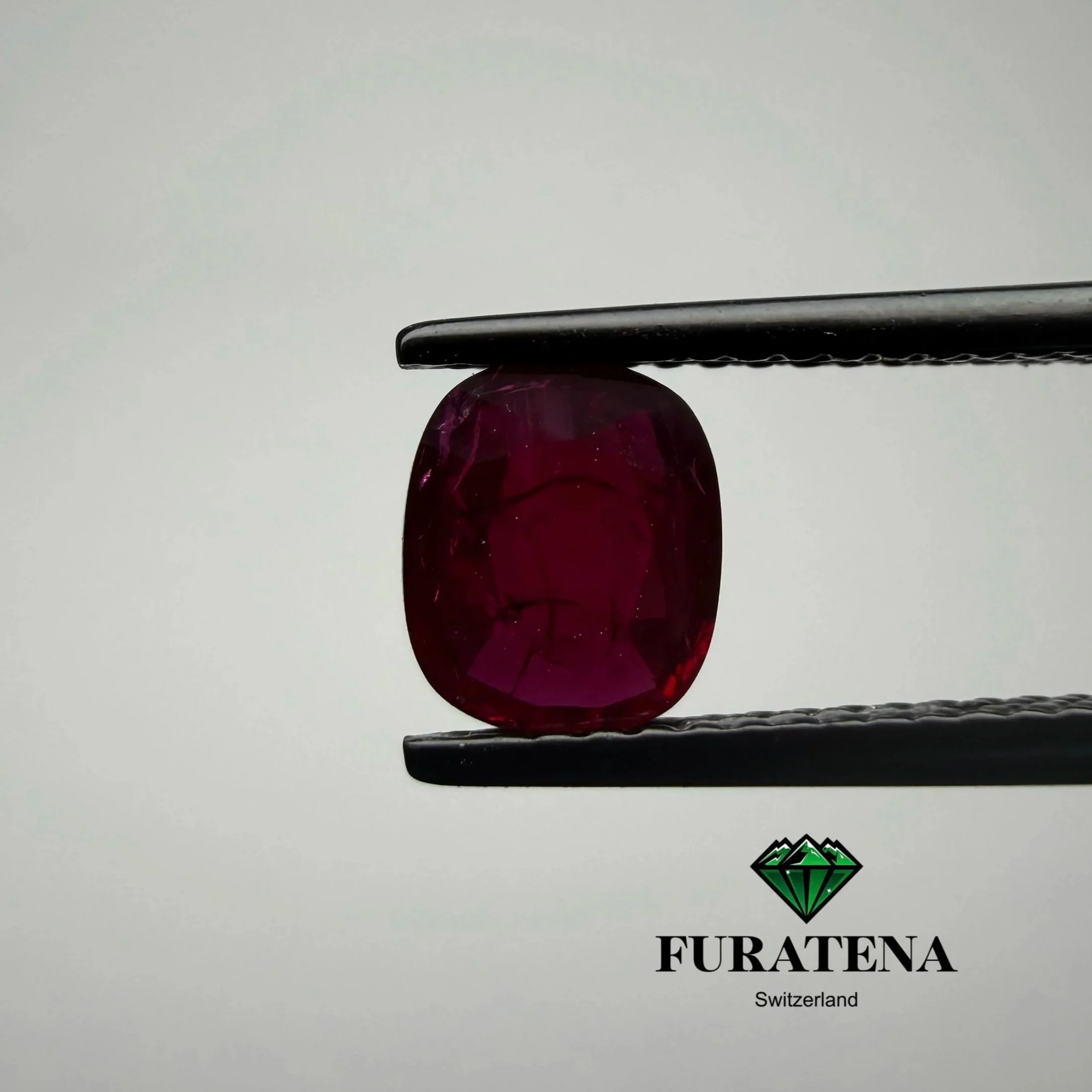 Logo de la marque Furtena avec un diamant vert stylisé et le texte Furtena en dessous, fond blanc avec un petit logo de montagnes. Le mot Suisse en bas, indiquant l'origine suisse.