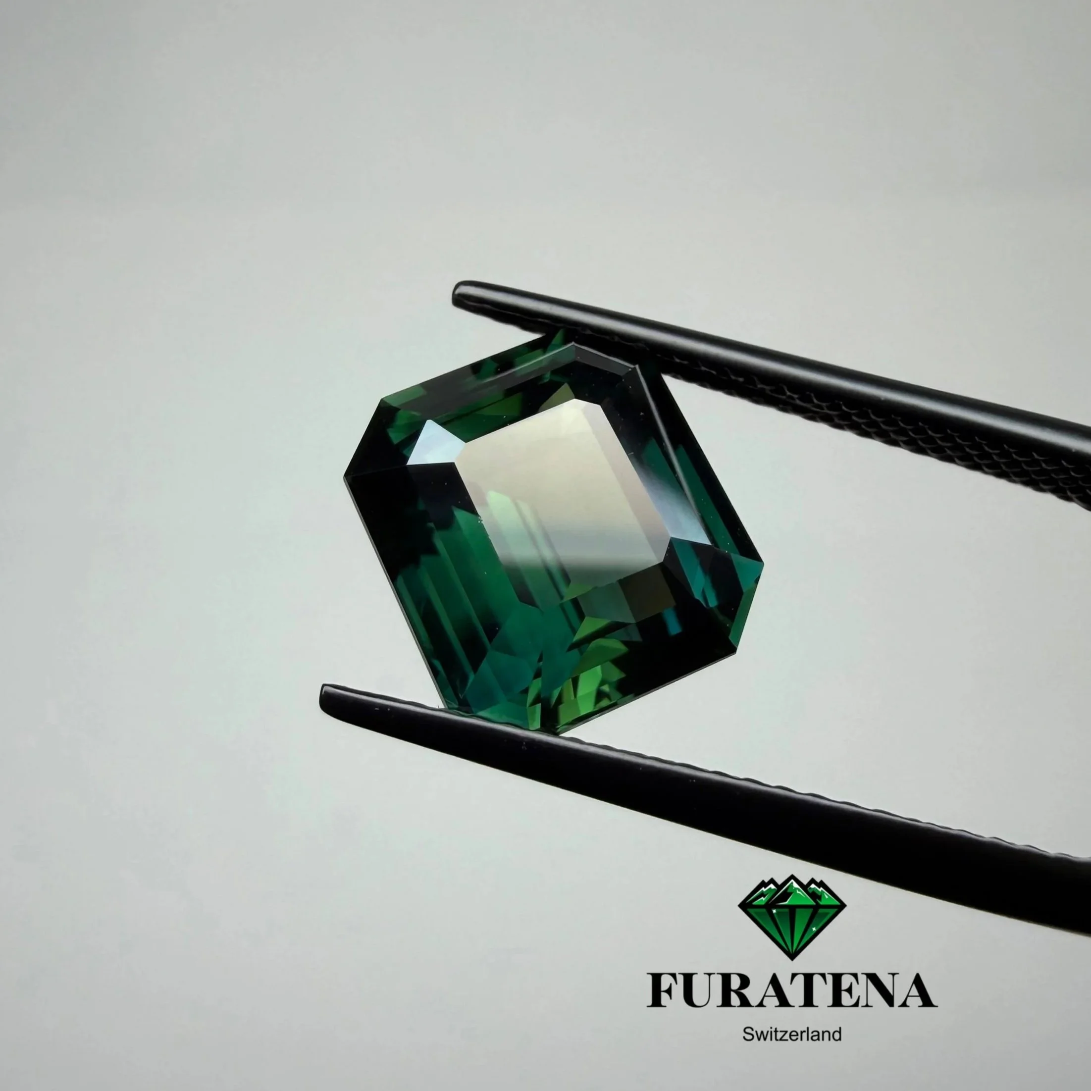 Saphir naturel vert taille émeraude tenu en pince, saphir fancy vert certifié sur demande, Furatena Switzerland