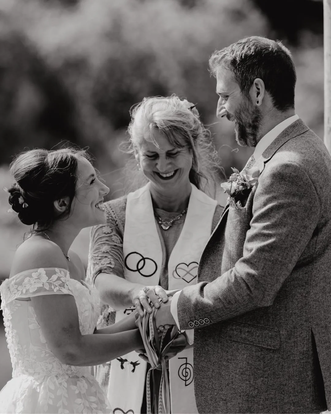 We love when couples include special traditions in their ceremony. S&amp;J had handfasting, candle lighting and jumping the broom, which was a perfect way to make the ceremony their own. 🧹

Photography: @pipandclo.uk 
Venue: @springheadtrust 
Celebr