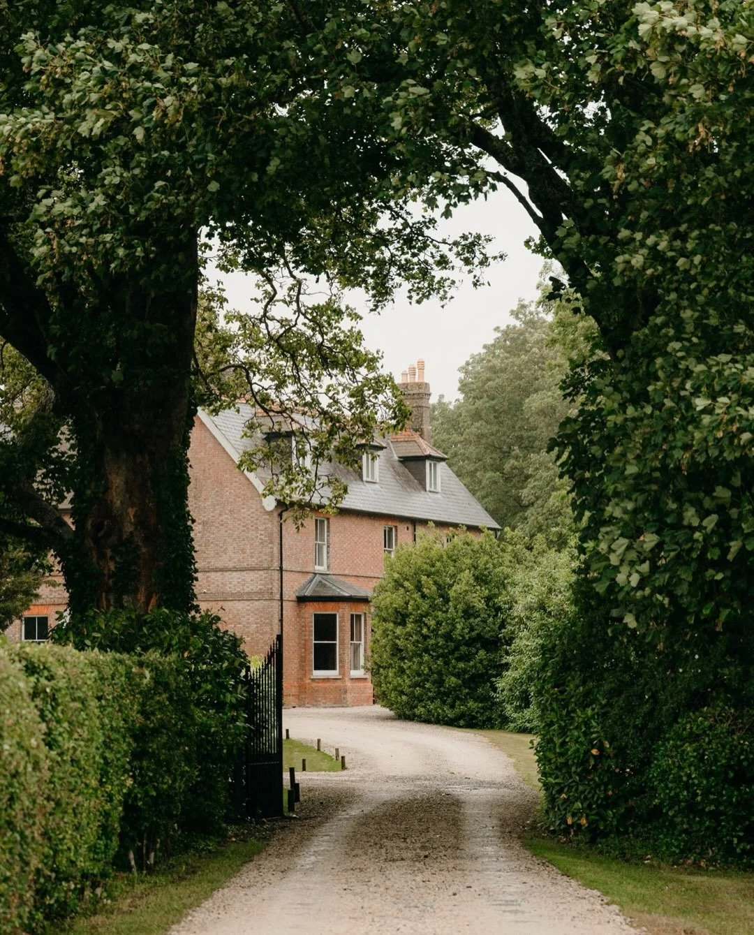 A huge congratulations to @abbotscourt on winning Dorset&rsquo;s Wedding Venue of the Year at the @swtourismawards! 

We&rsquo;ve been lucky enough to photograph weddings at Abbots Court a few times over the last few years, and it&rsquo;s easy to see