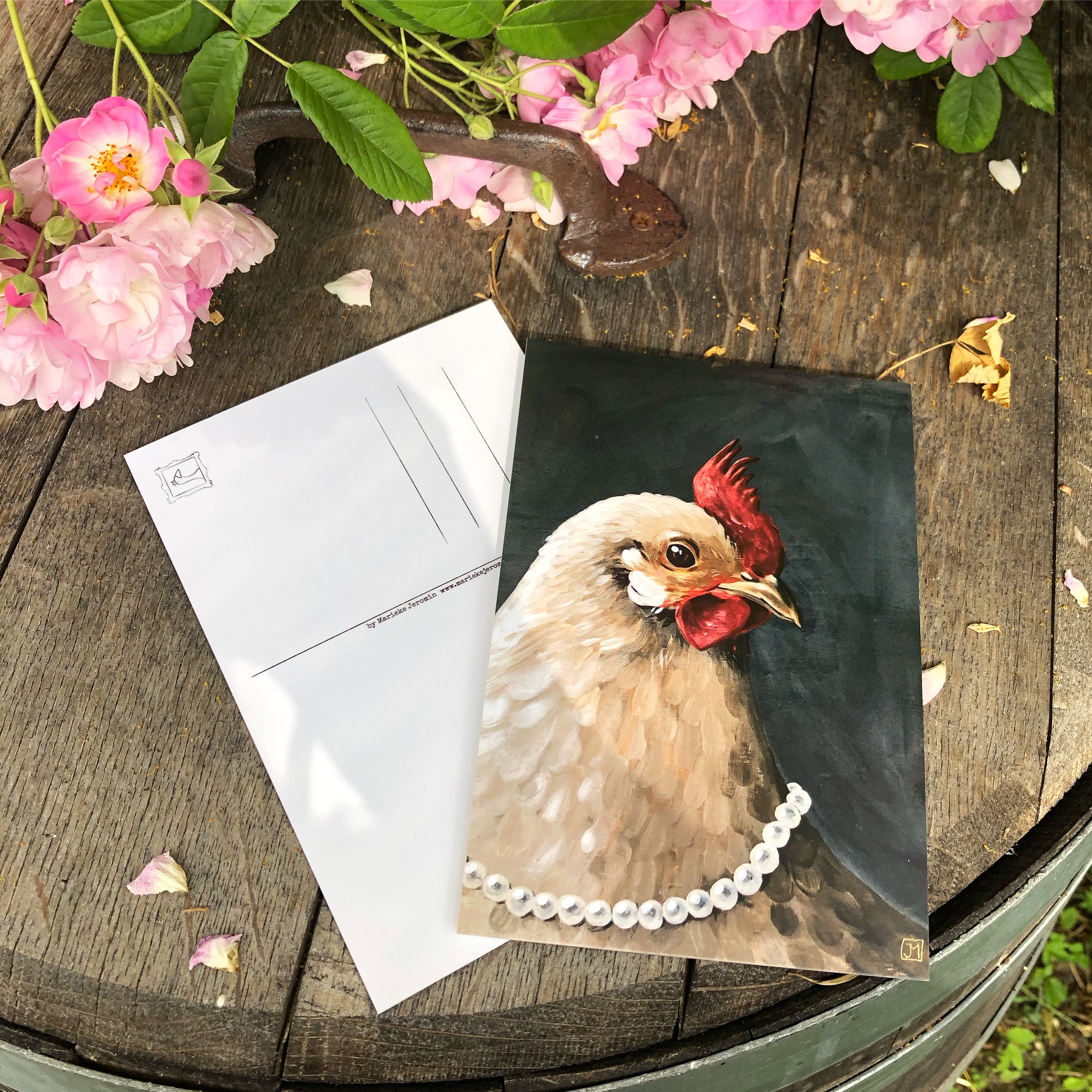 Postkarte- Henne mit Perlenkette