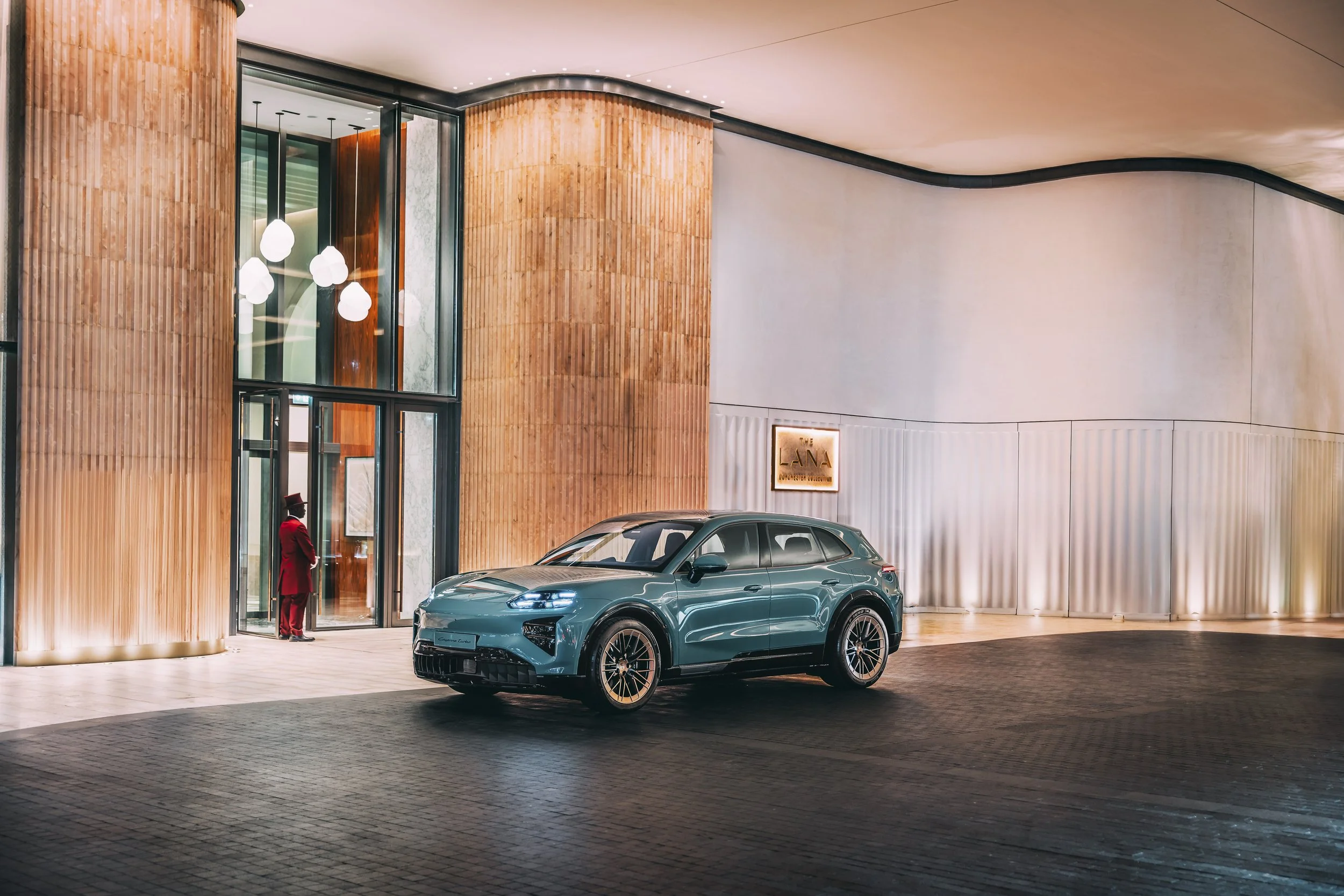 PORSCHE_CAYENNE_DUBAI_STEPHAN_BAUER -13.jpg