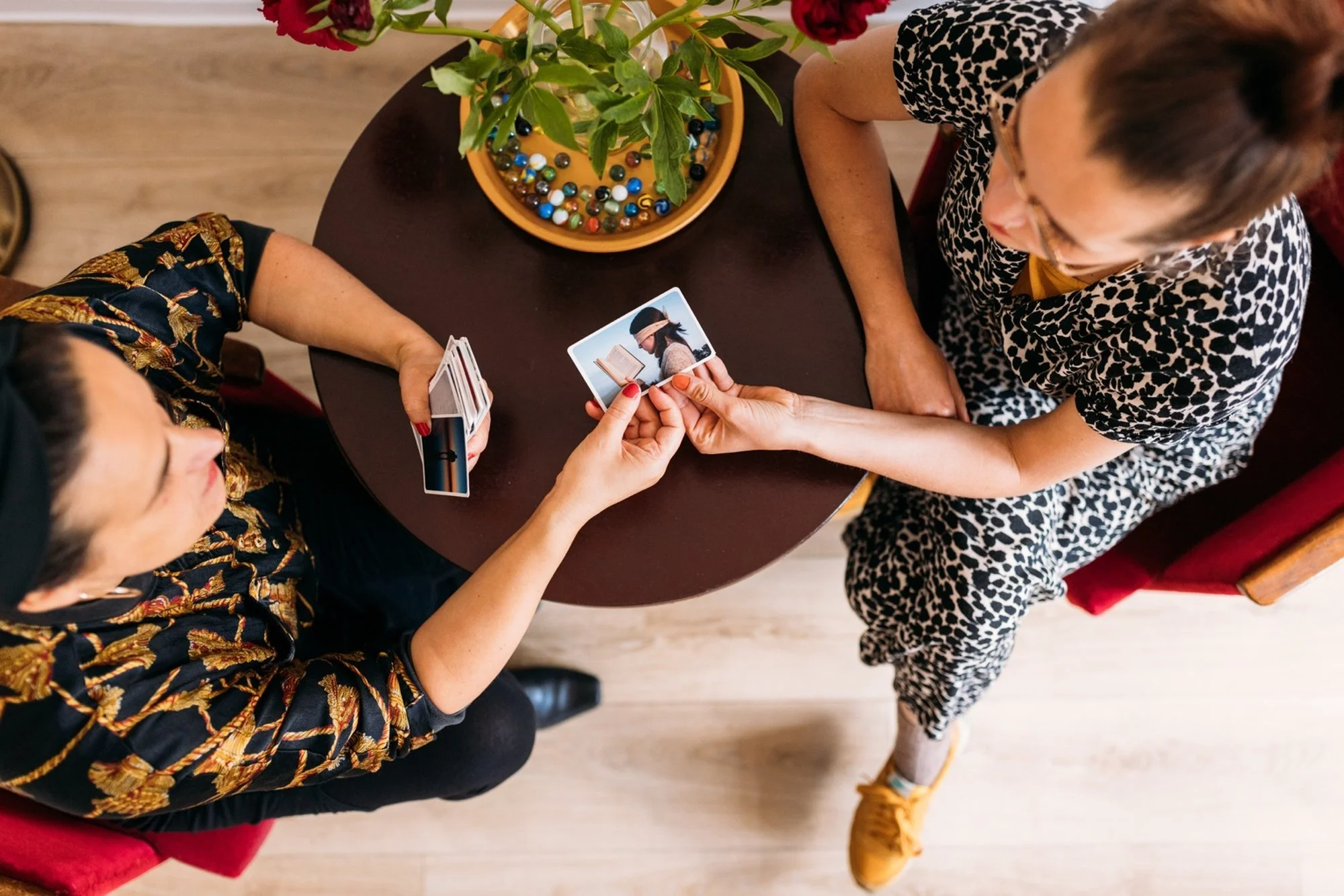 Gespräch mit Kartenarbeit – Blick von oben auf Julia Pfeifer und Klientin.