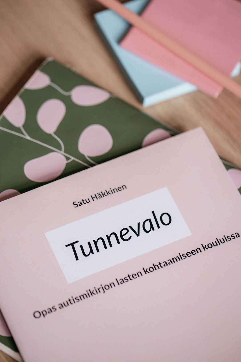 Neuropsykologi Satu Häkkisen Tunnevalo-kirja ammattilaisille
