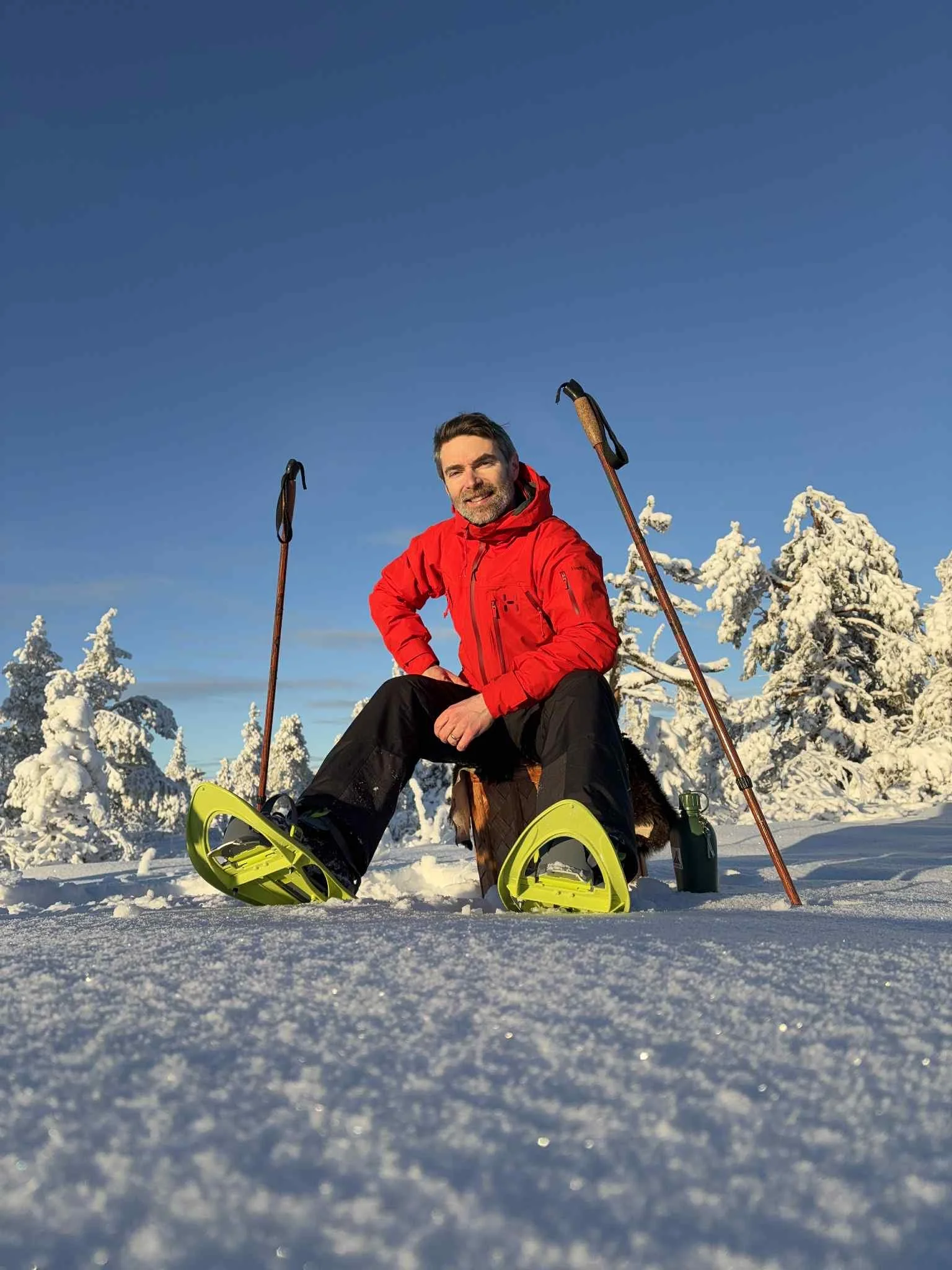 Naturguide Bogg Daniel Nilsson på snöskovandring i Dalarna
