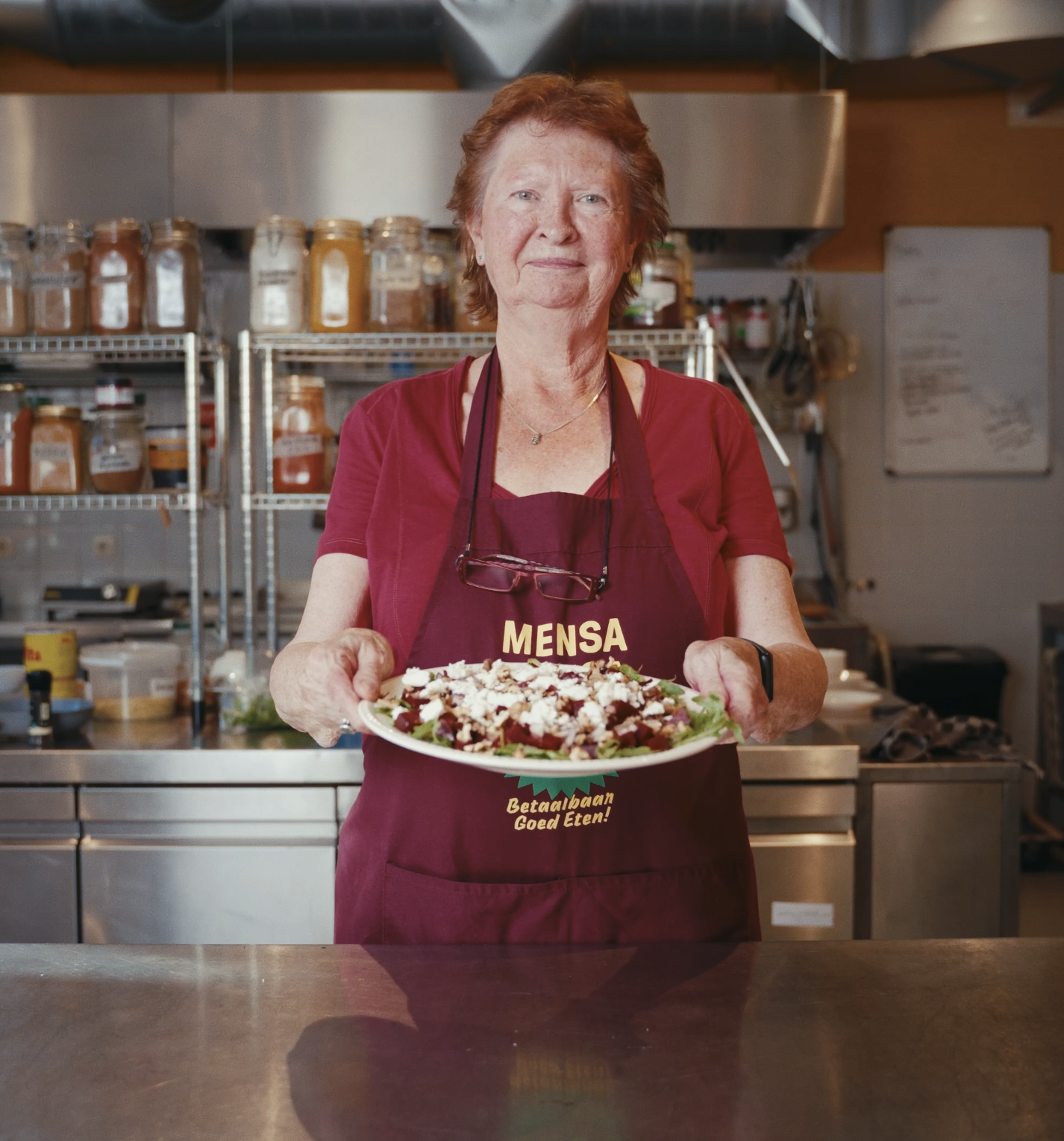 Deelnemer met bietensalade op bord