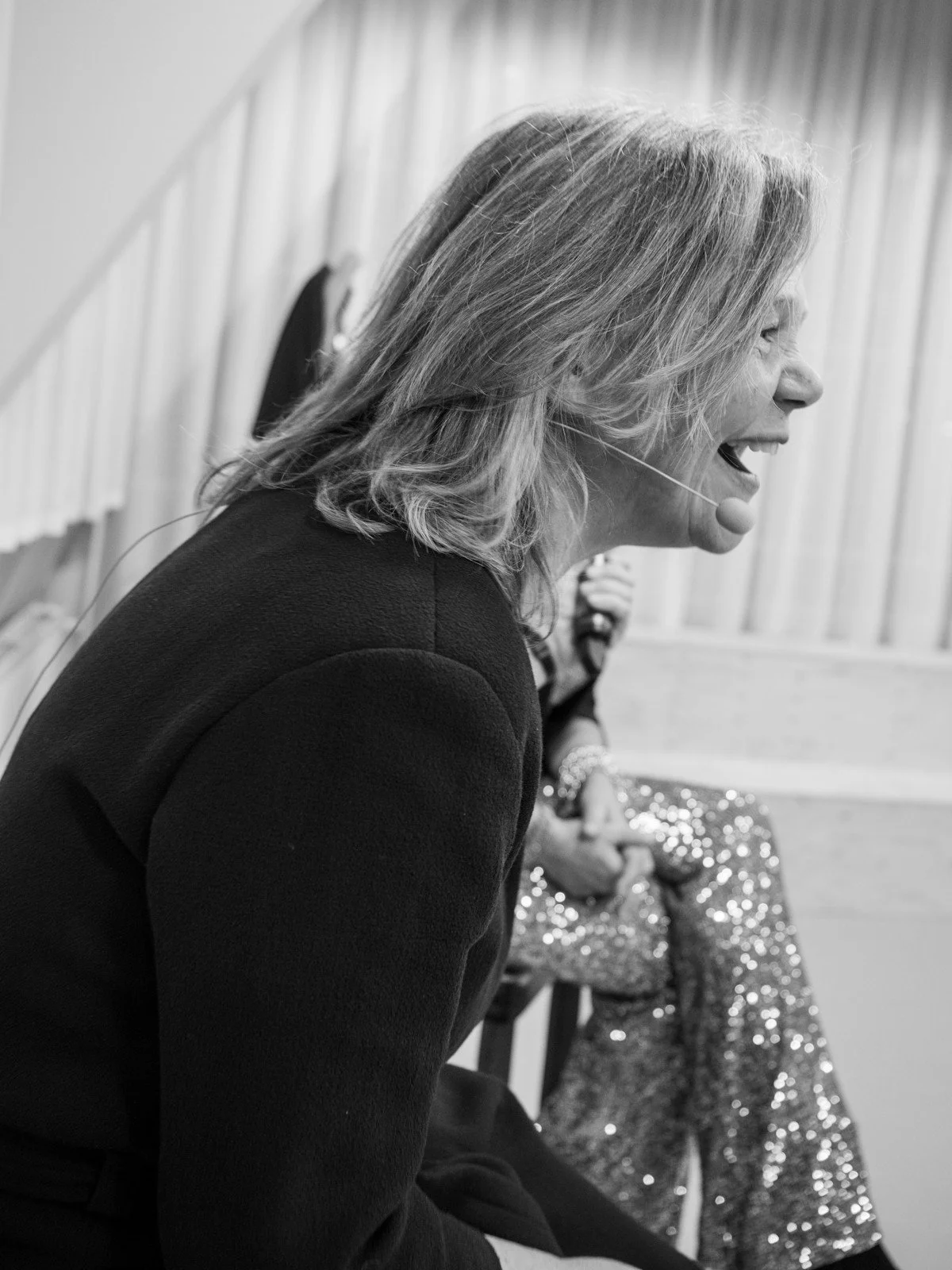 Tjitske, spelleider en workshopleider bij Theater Draad, tijdens een terugspeeltheater voorstelling.