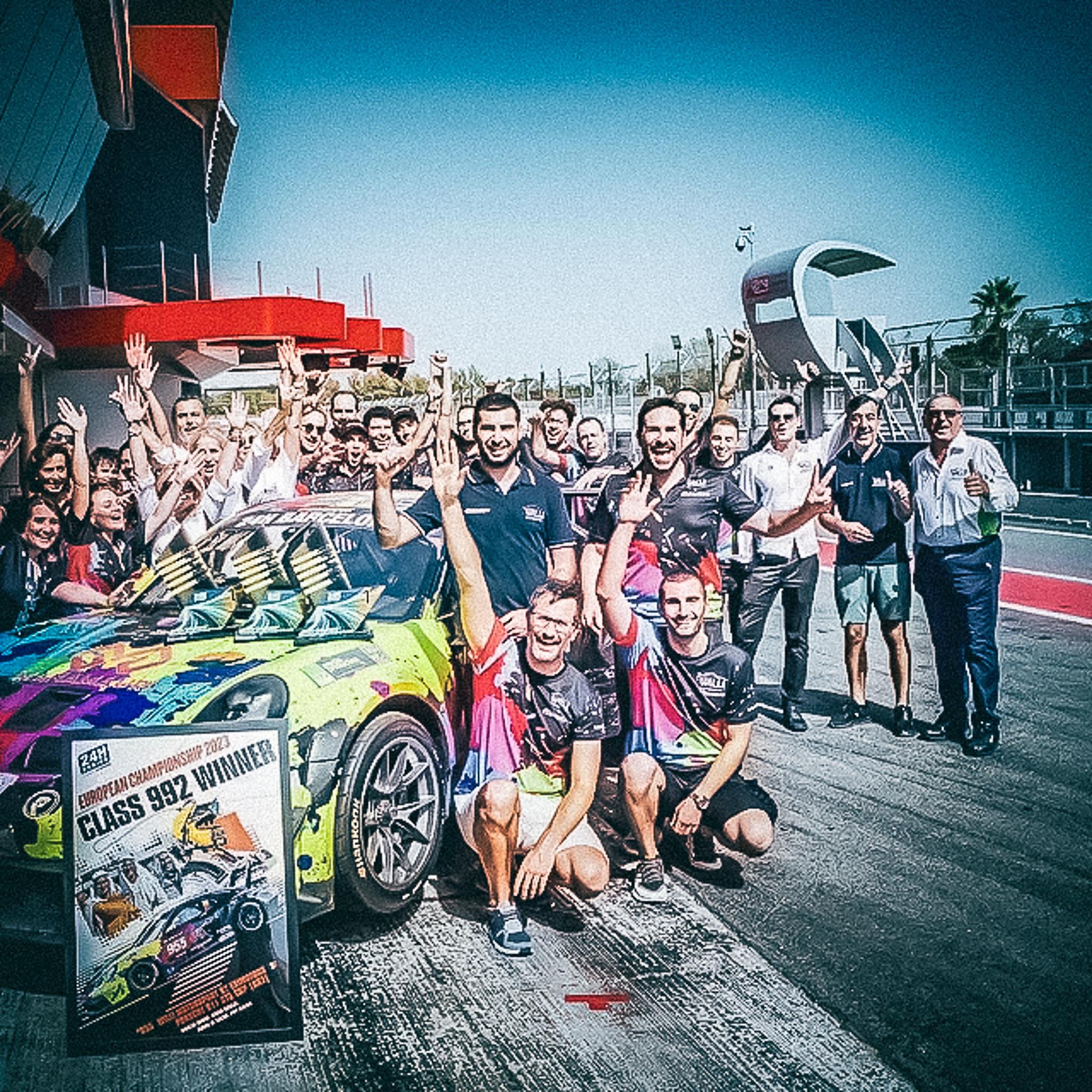 Echipa Willi Motorsport sărbătorește victoria la clasa 992 în 24H Series – European Championship 2023, pe circuitul de la Barcelona, alături de Porsche-ul în culorile Manamauri Energy