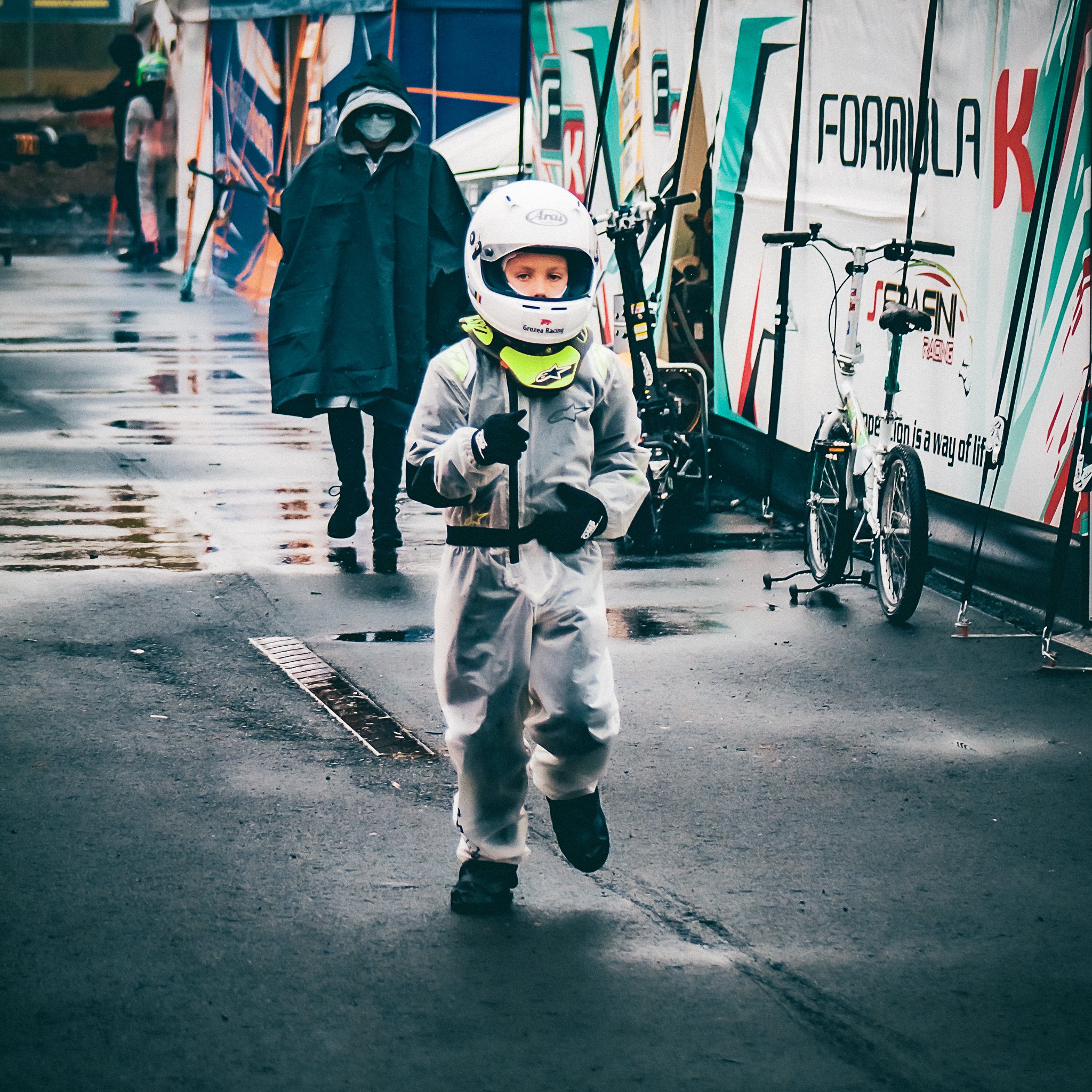 David Nicolaie, în primii ani de karting, pregătit pentru startul unei curse internaționale desfășurate pe ploaie, la circuitul Franciacorta, Italia. Determinare și concentrare în paddock-ul Formula K.