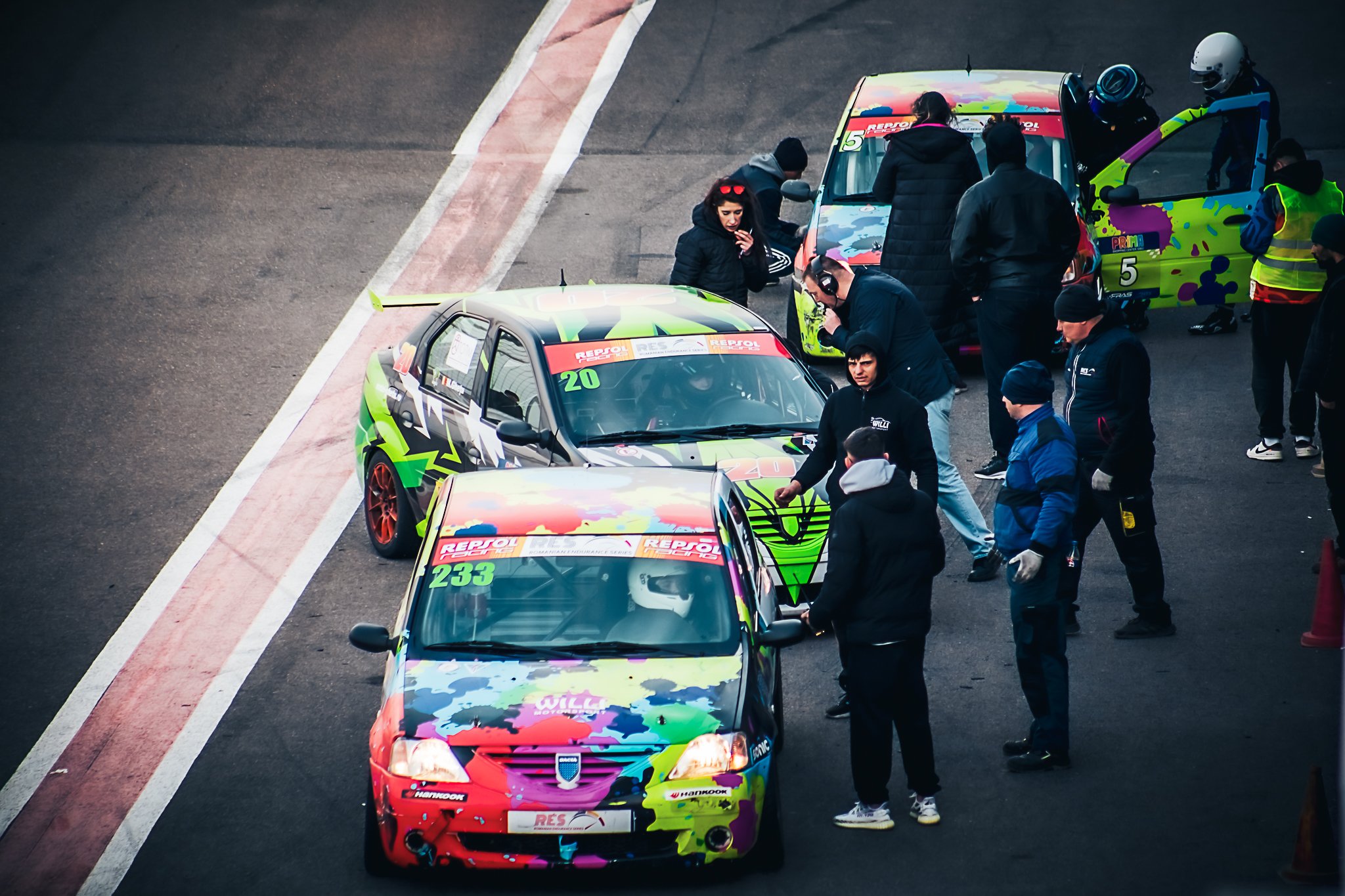 Echipa Willi Motorsport în timpul pit-stop-ului la prima etapă Logan Cup din Romanian Endurance Series 2025.
