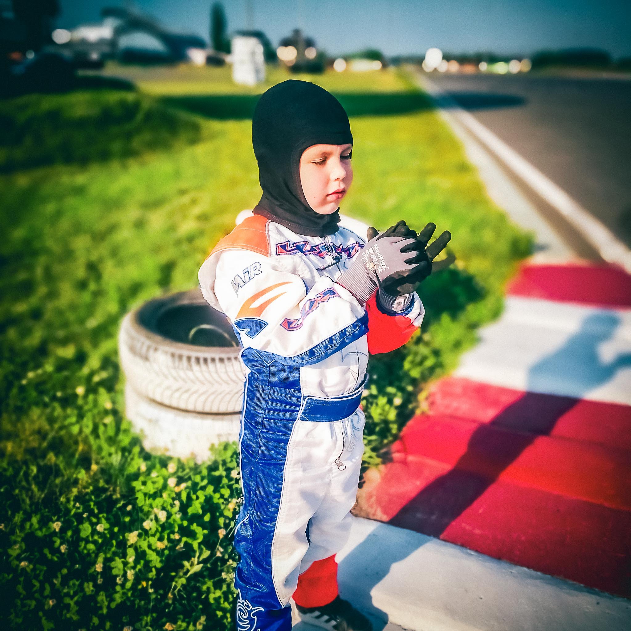 David Nicolaie la doar 6 ani, pregătindu-se pentru prima sa ieșire pe circuit cu un kart, pe pista de la Titi Aur. Un început curajos în lumea motorsportului