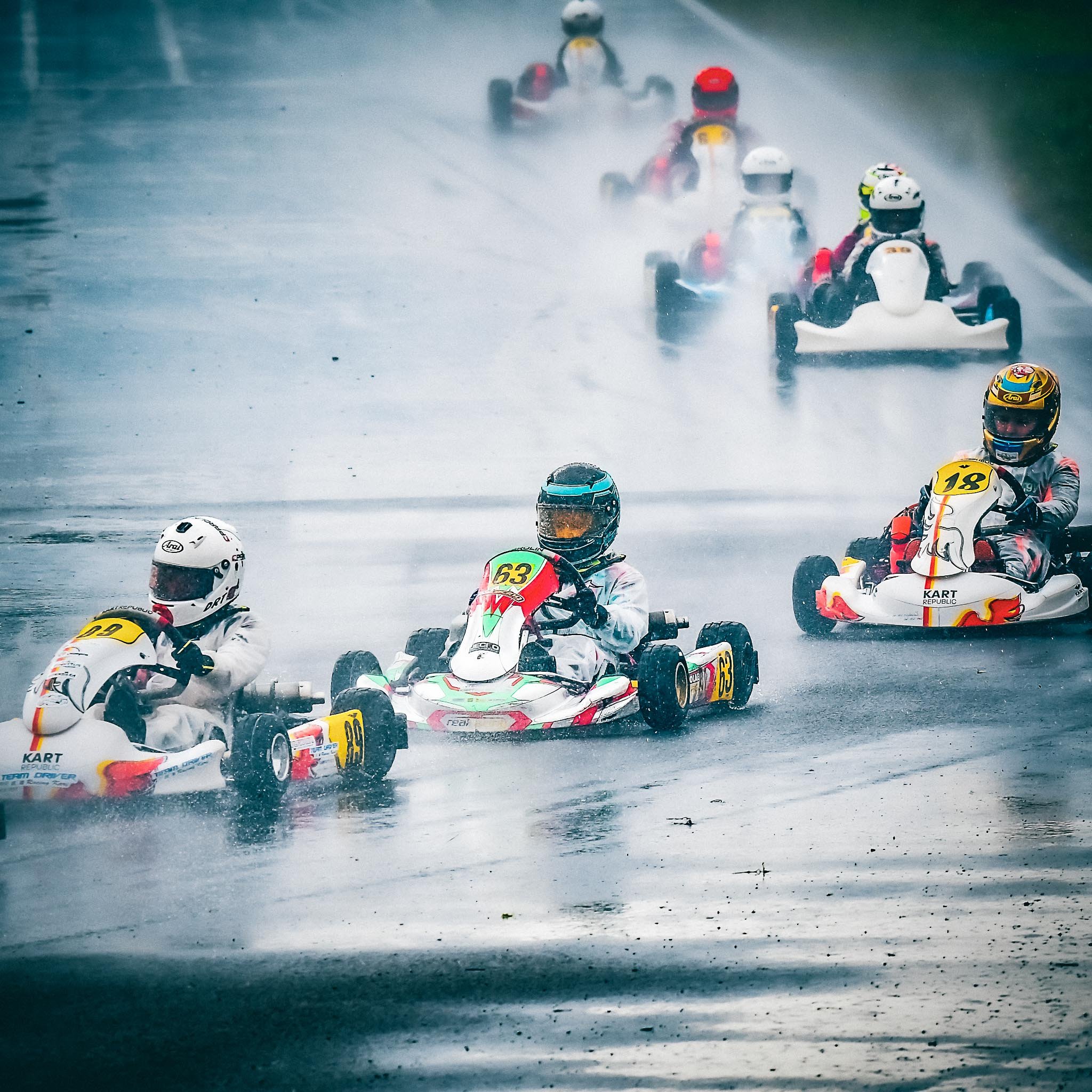 David Nicolaie, kart #63, concurând pe ploaie într-o cursă internațională în Italia, demonstrând control și curaj în condiții meteo dificile