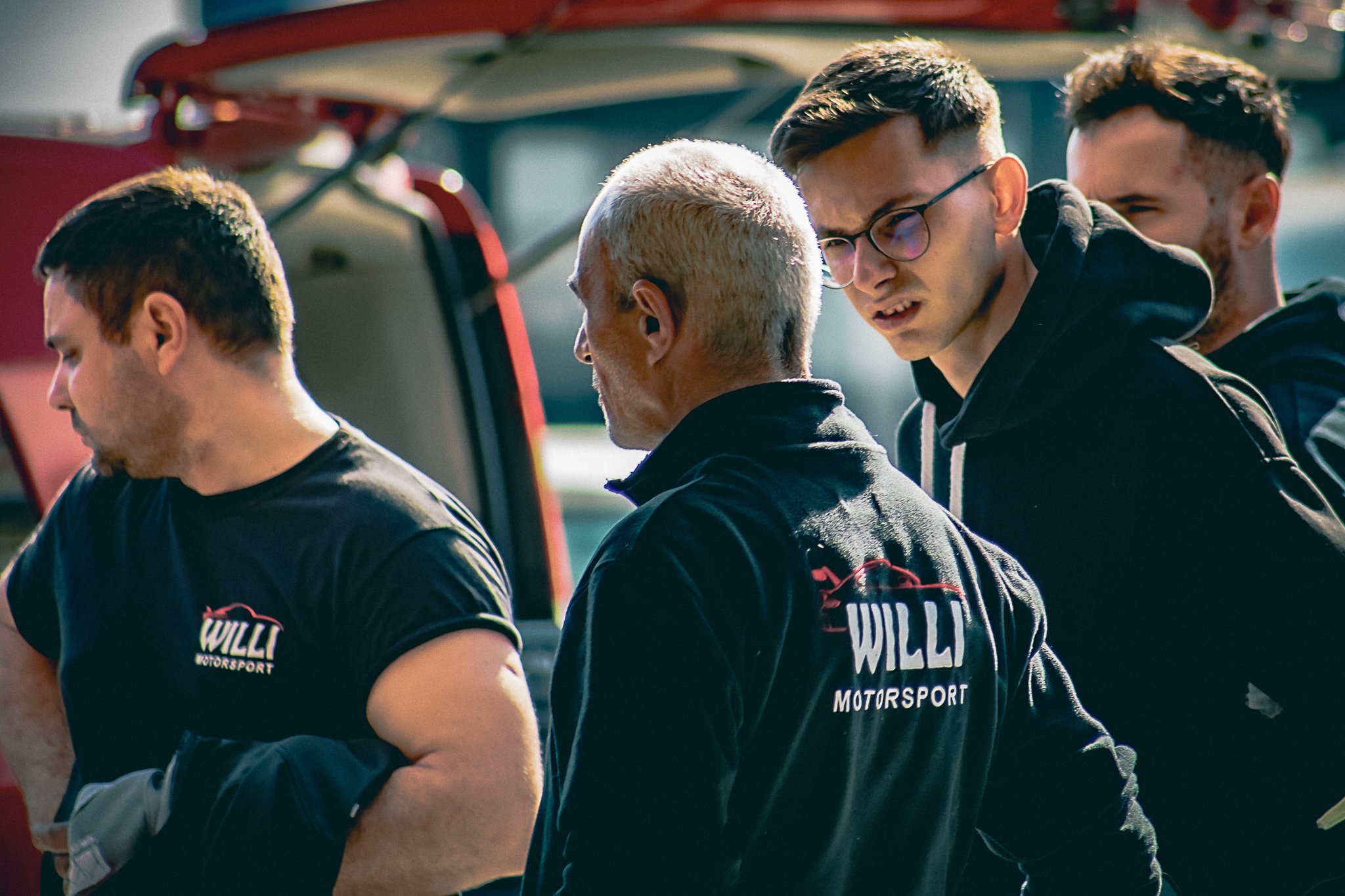 Mecanici și ingineri ai echipei Willi Motorsport în pregătiri intense înainte de prima cursă Logan Cup din cadrul Romanian Endurance Series 2025.