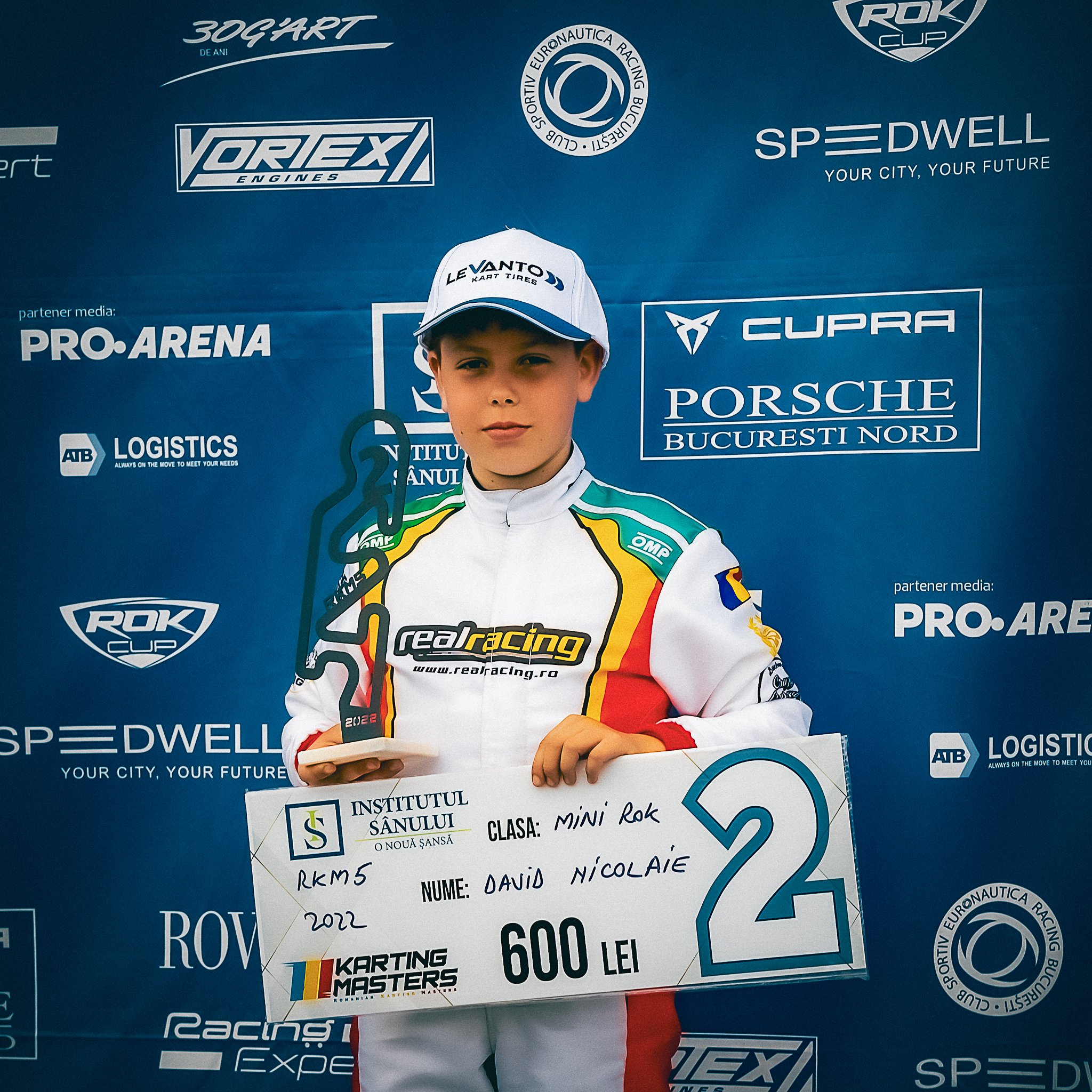 David Nicolaie pe podium la Karting Masters 2022, clasa Mini ROK, după ce a obținut locul 2 și un premiu în valoare de 600 lei, reprezentând echipa Real Racing.