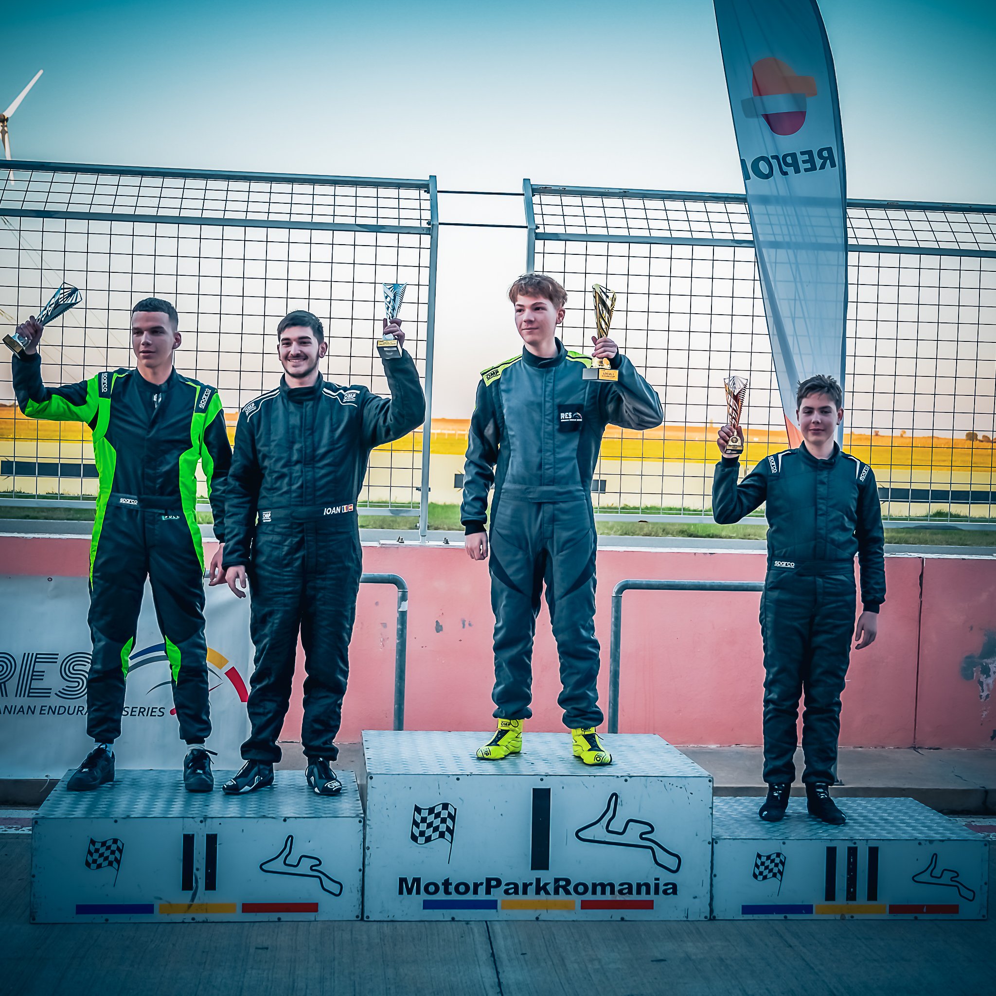 David Nicolaie (dreapta), pe podiumul clasei Logan Cup la o etapă din Romanian Endurance Series, desfășurată pe MotorPark România, alături de colegii săi de competiție.