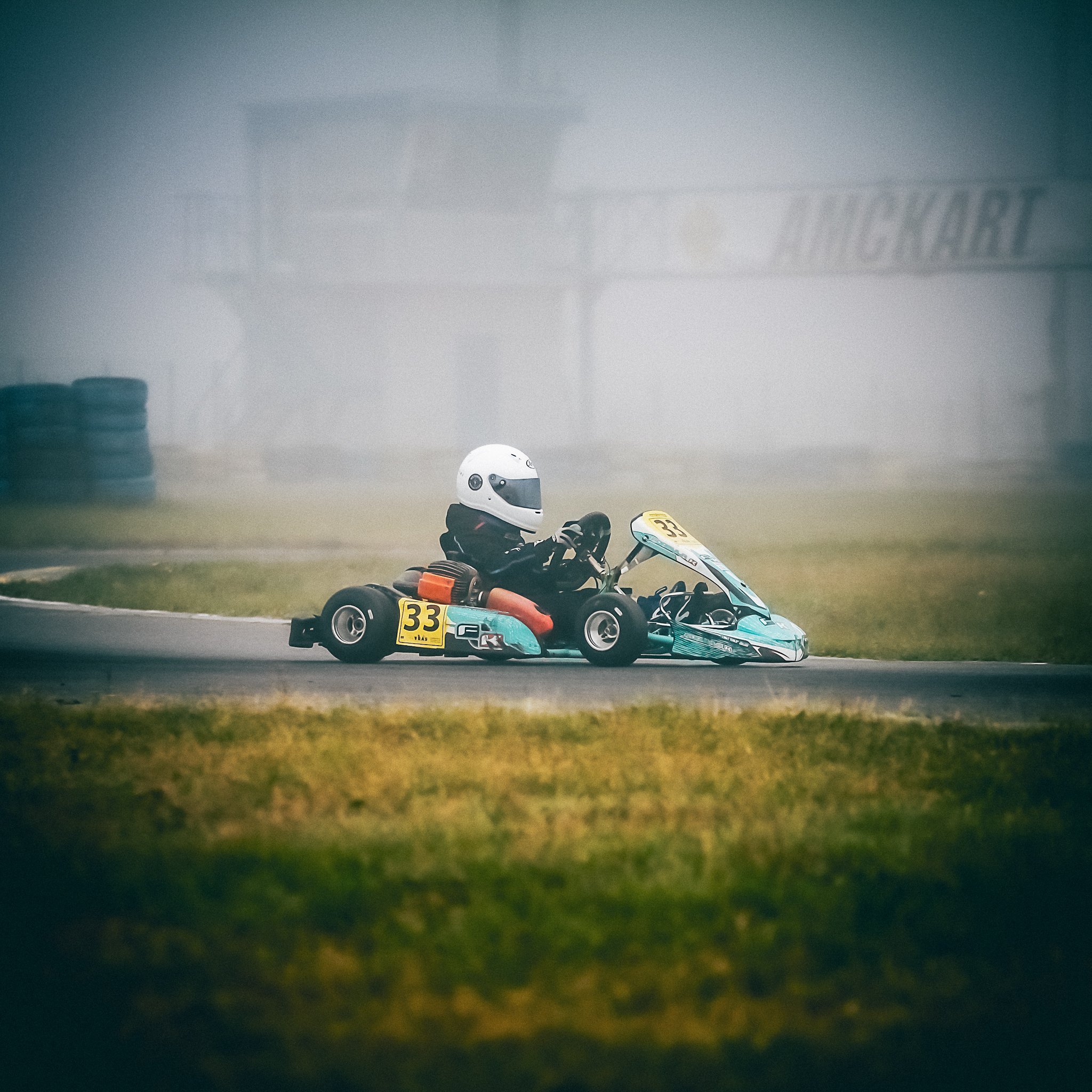 David Nicolaie în primii ani de karting, la un antrenament pe ceață pe circuitul AMC Kart – un moment de concentrare și formare în tăcerea dimineții