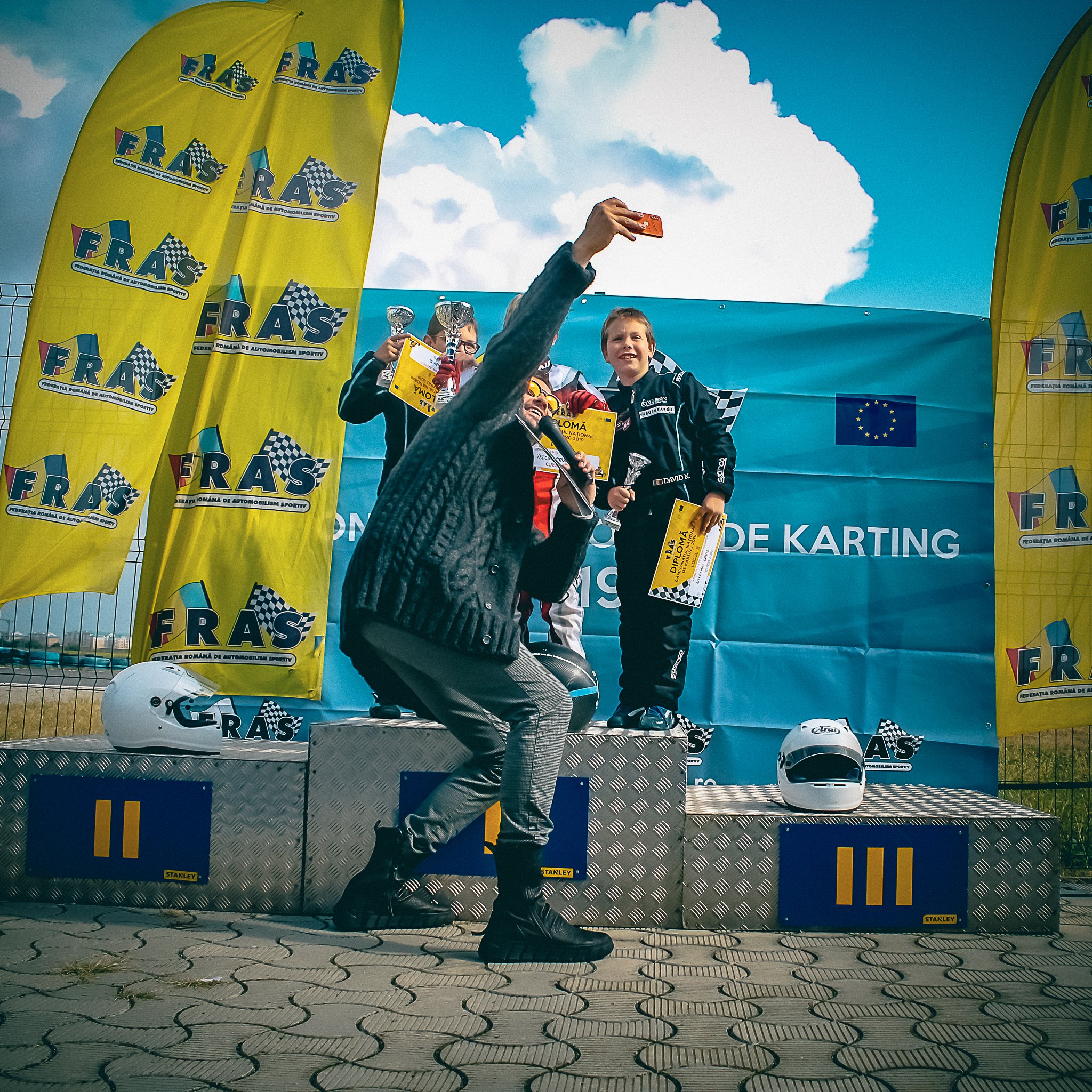 Un moment de bucurie și recunoaștere: David Nicolaie alături de președintele FRAS, Norris Măgeanu, și ceilalți tineri campioni, celebrând performanțele obținute pe podium.