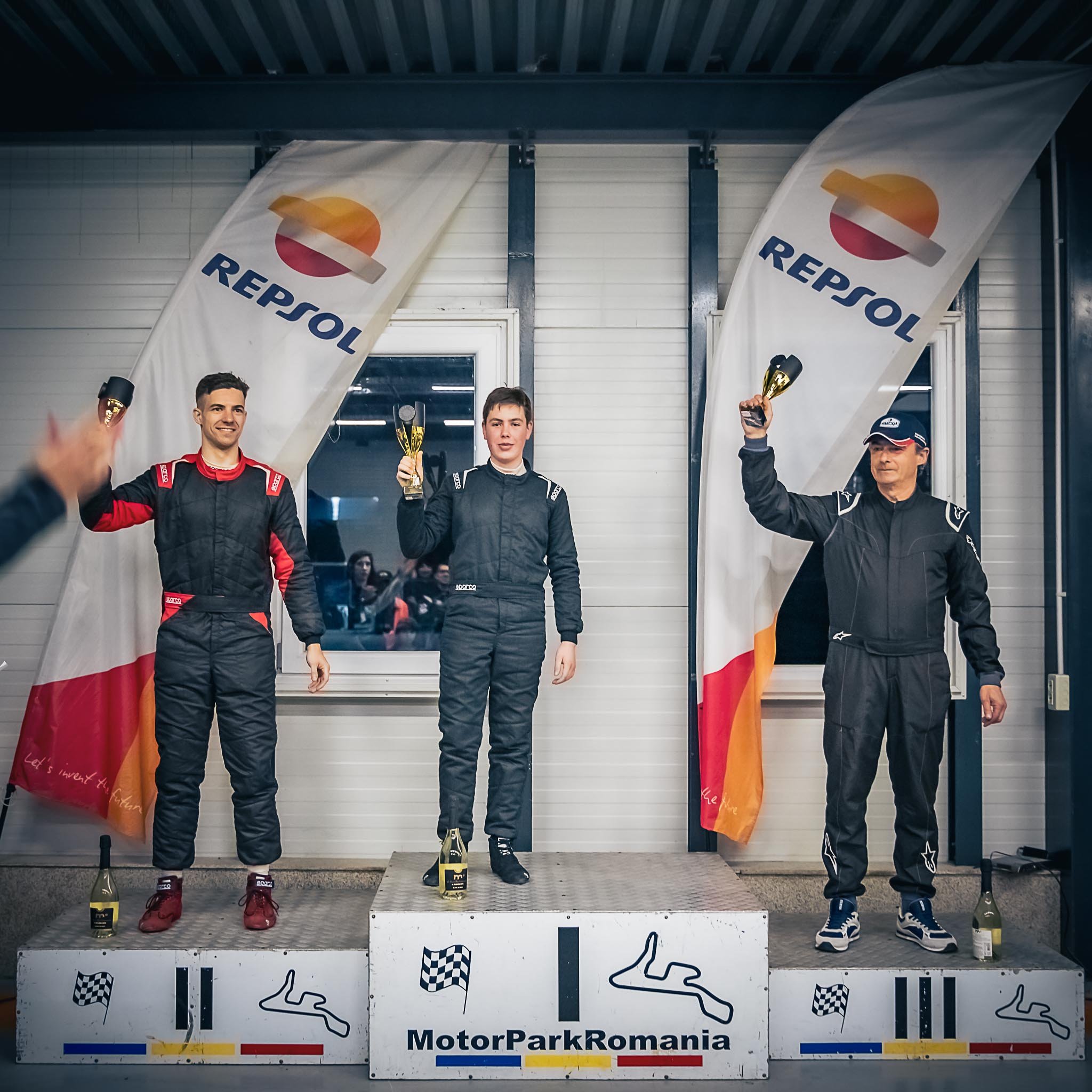 David Nicolaie pe prima treaptă a podiumului la doar 14 ani, după victoria obținută în prima etapă Logan Cup din cadrul Romanian Endurance Series 2025, pe MotorPark România.