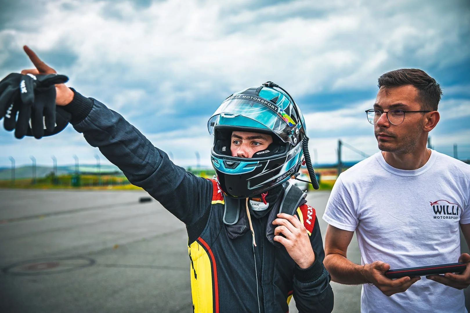 David Nicolaie discută strategia de cursă alături de inginerul Willi Motorsport înaintea unei sesiuni din Etapa a II-a a Romanian Endurance Series 2026.