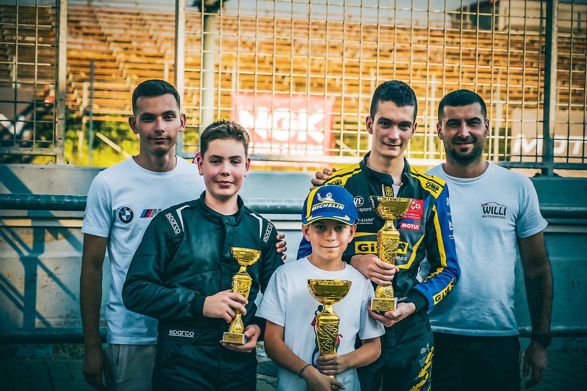 David Nicolaie și colegii săi de la Willi Motorsport, celebrând împreună podiumul obținut la o etapă din Romanian Endurance Series, alături de antrenorul și mentorul lor Sergiu Nicolaie.