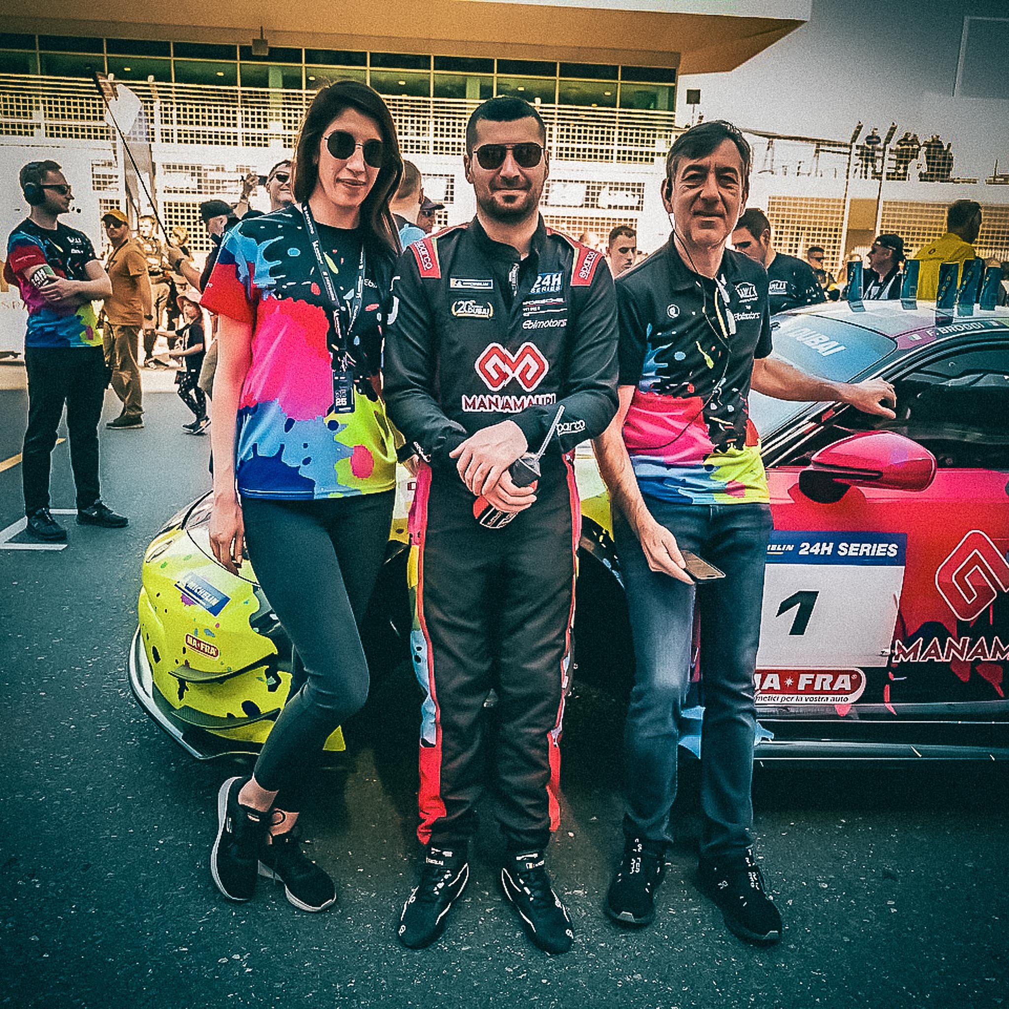 Pilotul Manamauri Energy by Ebimotors with Willi Motorsport alături de membrii echipei, înaintea startului în 24H Series, în fața Porsche-ului cu numărul 1