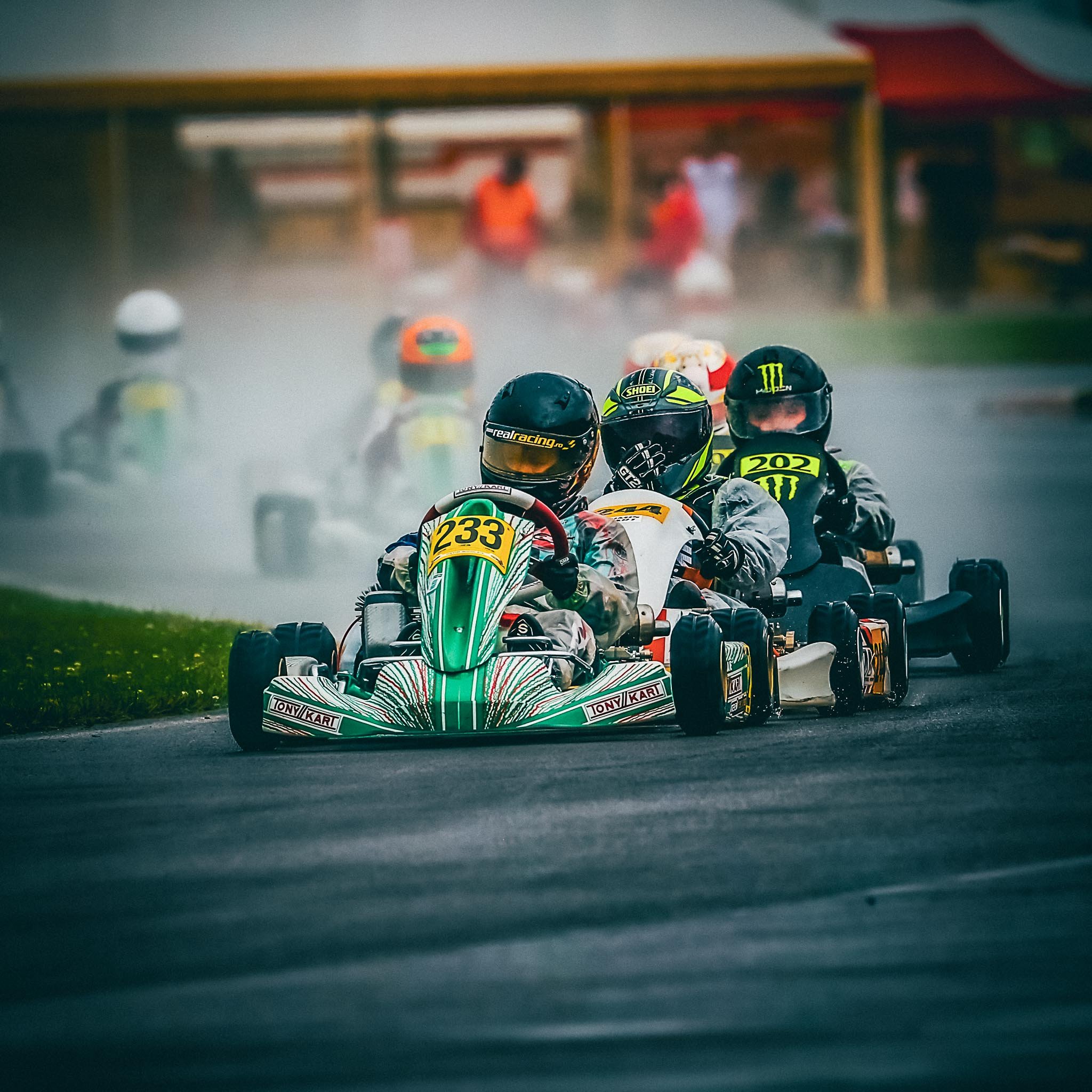 David Nicolaie, în kartul #233, într-o luptă strânsă din Campionatul Karting Masters, clasa Junior ROK, pe un viraj rapid și plin de adrenalină.
