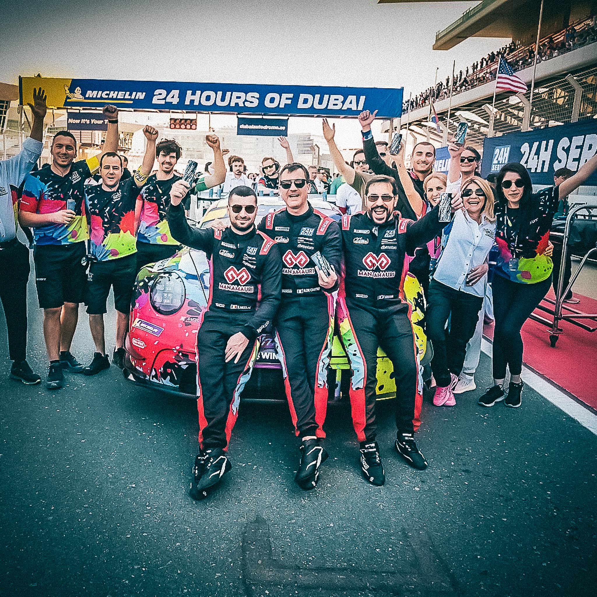 24 de ore. O echipă. O victorie memorabilă în inima Dubaiului.
Willi Motorsport x Manamauri Energy – când strategia, viteza și unitatea de echipă aduc rezultatul suprem.
🏁 Winners of the 24 Hours of Dubai.