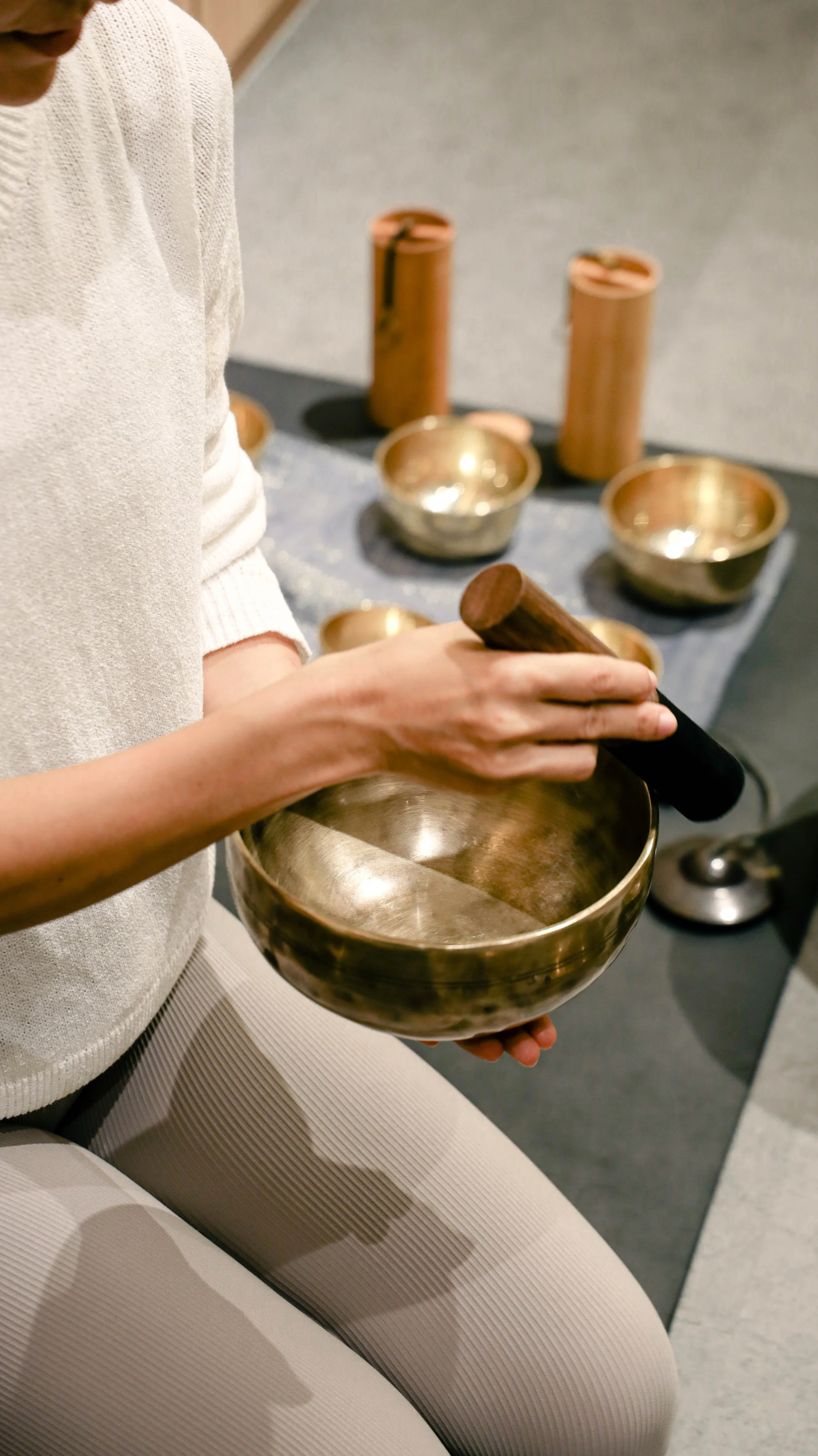 Facilitator leading a sound healing corporate wellness program for relaxation. Corporate Wellness program with sound therapy