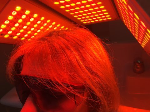 Luminothérapie capillaire : Boostez la pousse de vos cheveux naturellement