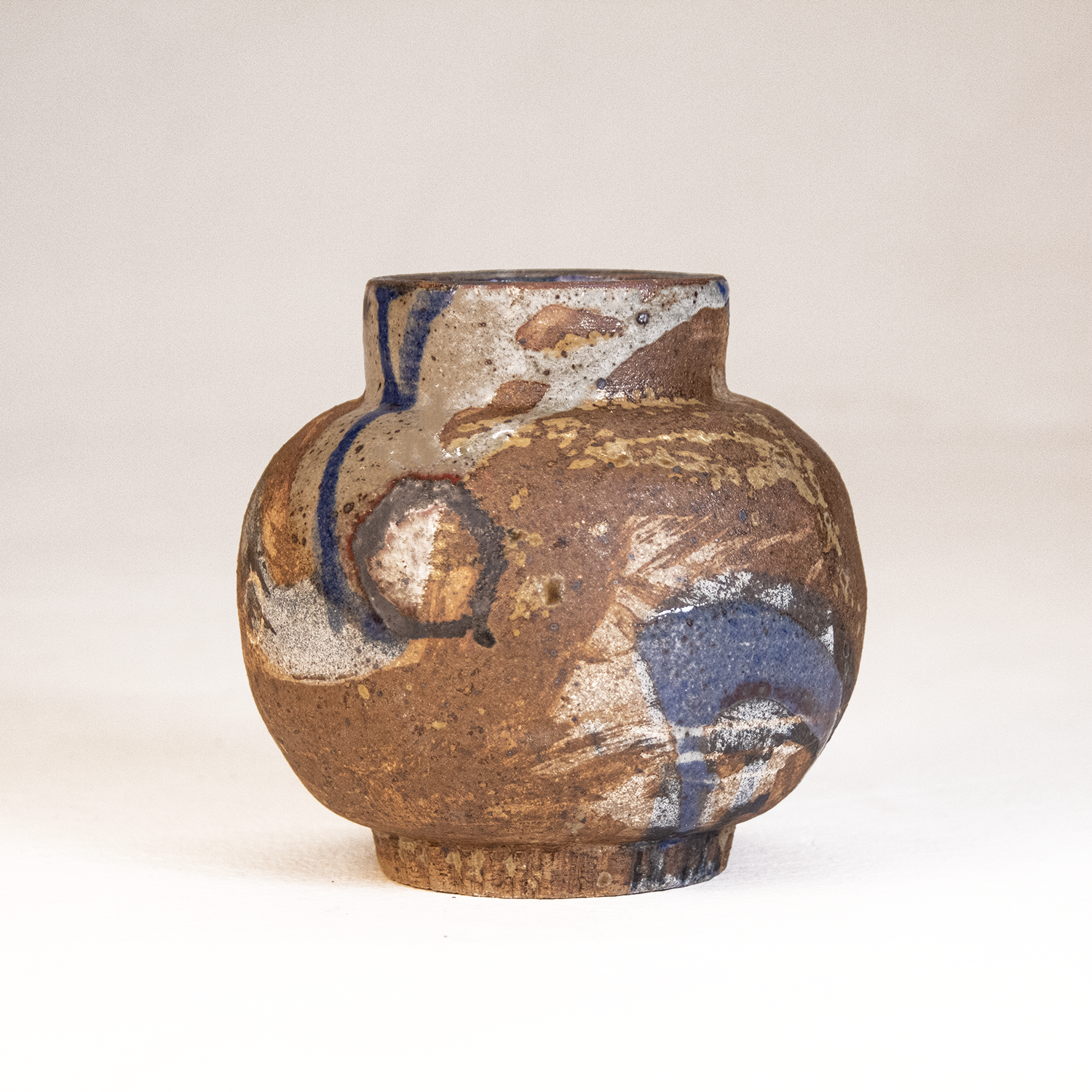 Vivo Sonhando, 2026 / Stoneware, Slip, Iron Oxide, Karatsu Clear Glaze, Woodash, Reduction Fired / 4 1/2 inch X 5 inch 