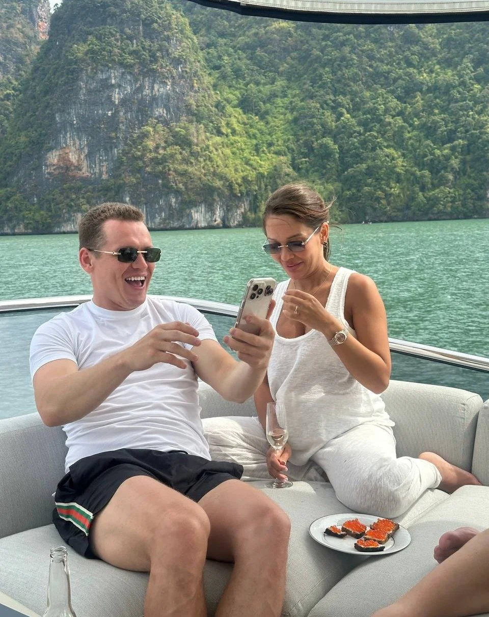 Sharing stories, endless laughter, and unforgettable moments on our private yacht πβ
Just us, the sea, and everything that matters. 
#krabi #phuket #luxuryyacht #luxurylifstyle #yachtcharterinphuket #yachtcharter #privateyacht #thailand #phiphiisla
