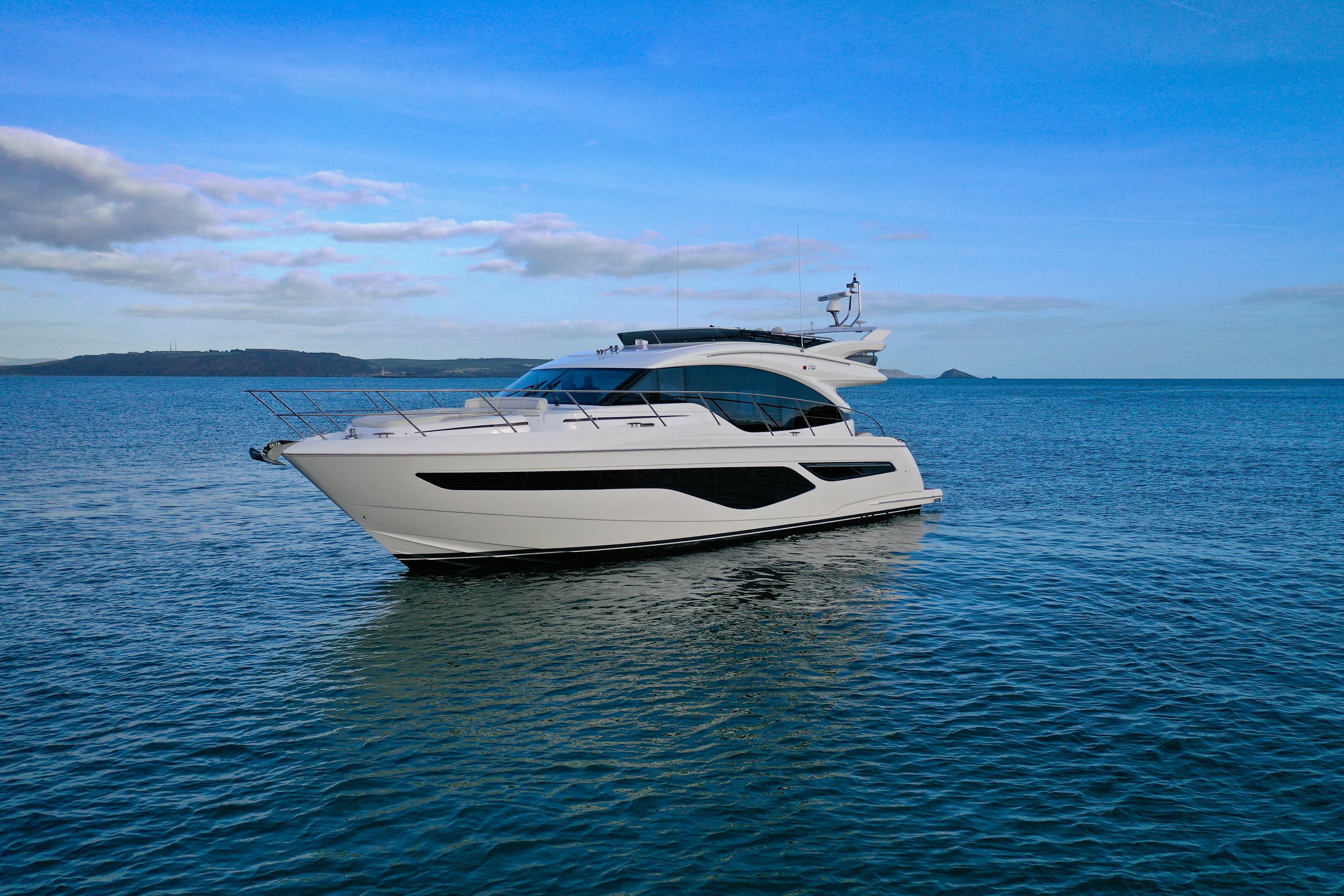 f55-exterior-white-hull-sea-trial-09.jpeg