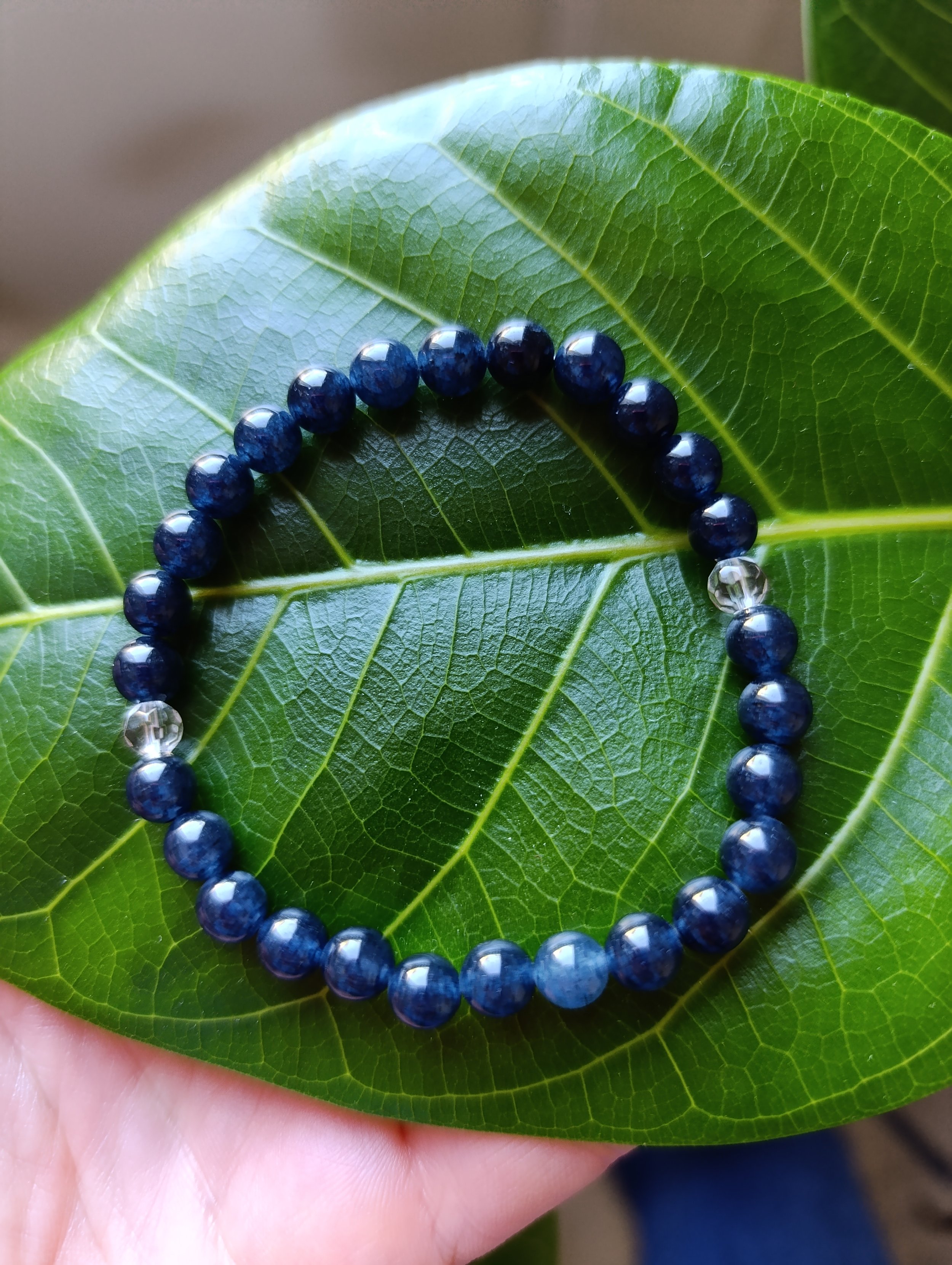 Bracelet en saphir d’eau ou iolite 6 mm cristal de roche