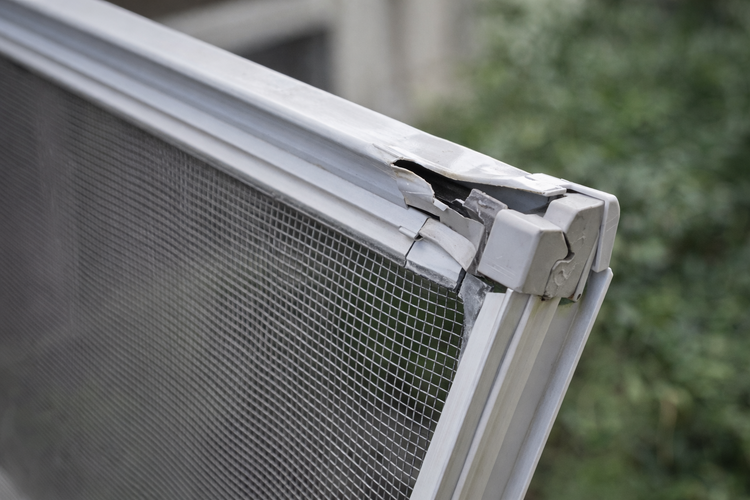 Broken Screen Corners &amp; Bent Frames: Repair or Replace? Buffalo Homes Guide
