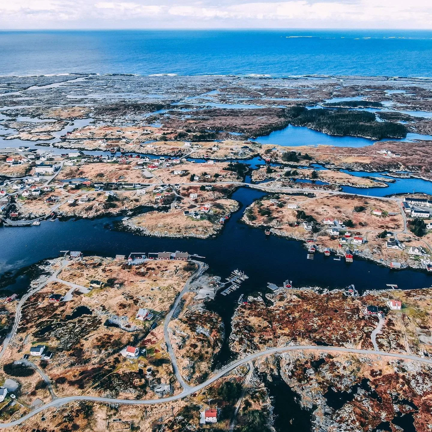 Dronefoto av Titran, som viser alle små øyer som er koblet sammen.