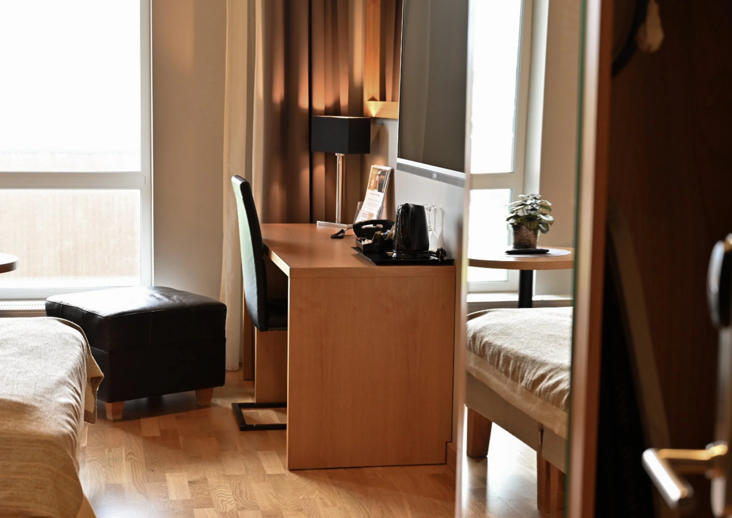 Skrivepult og stol i et hotellrom