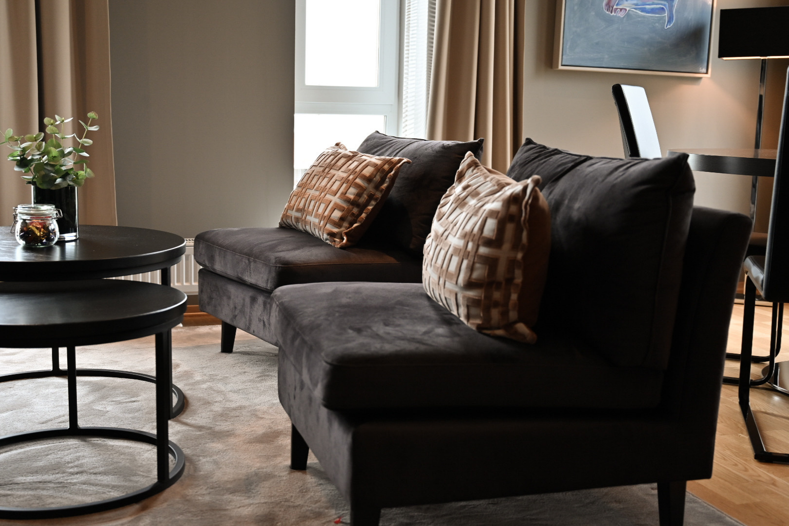 To velourstoler i en hotellsuite