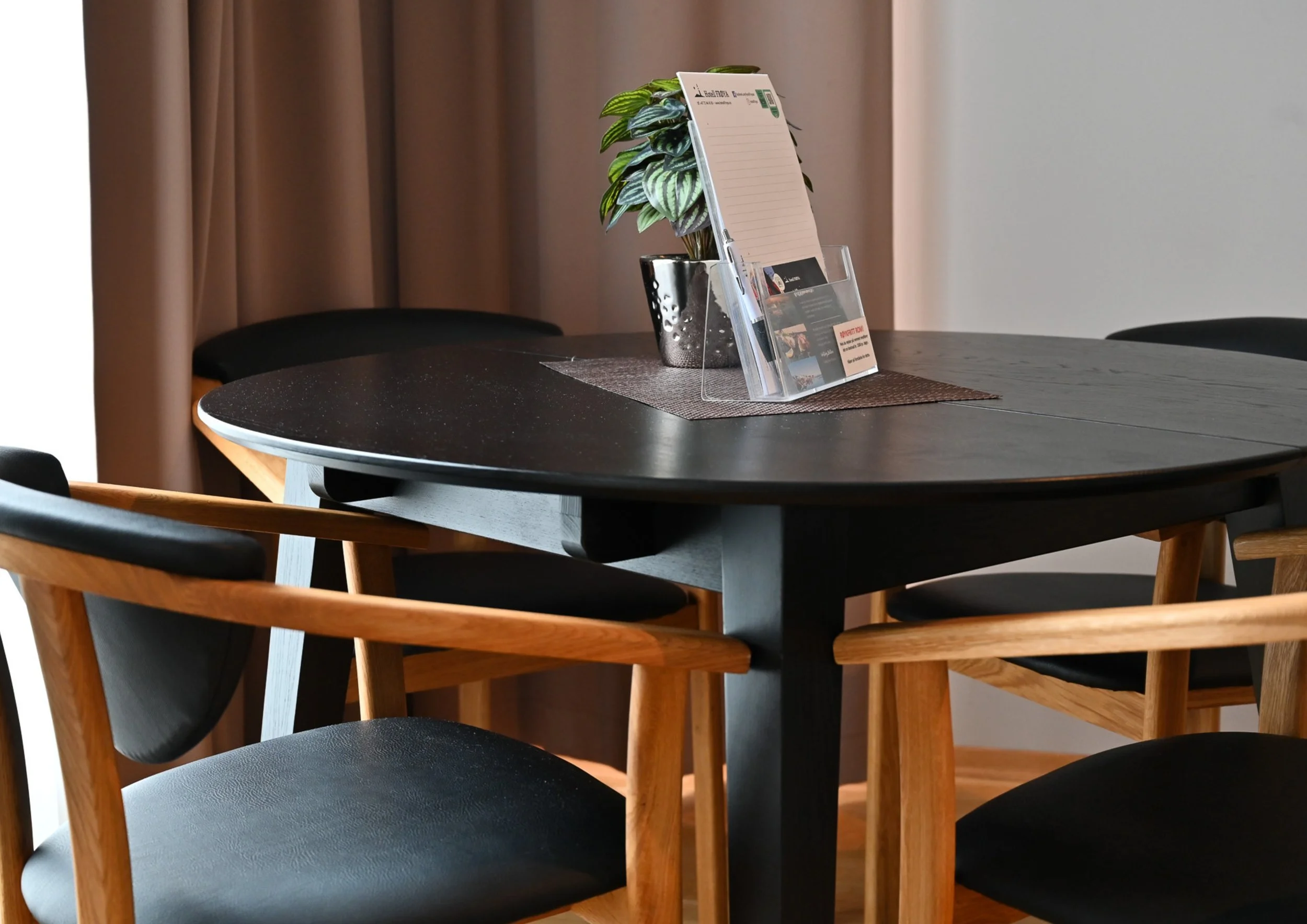 Et sort rundbord med stoler