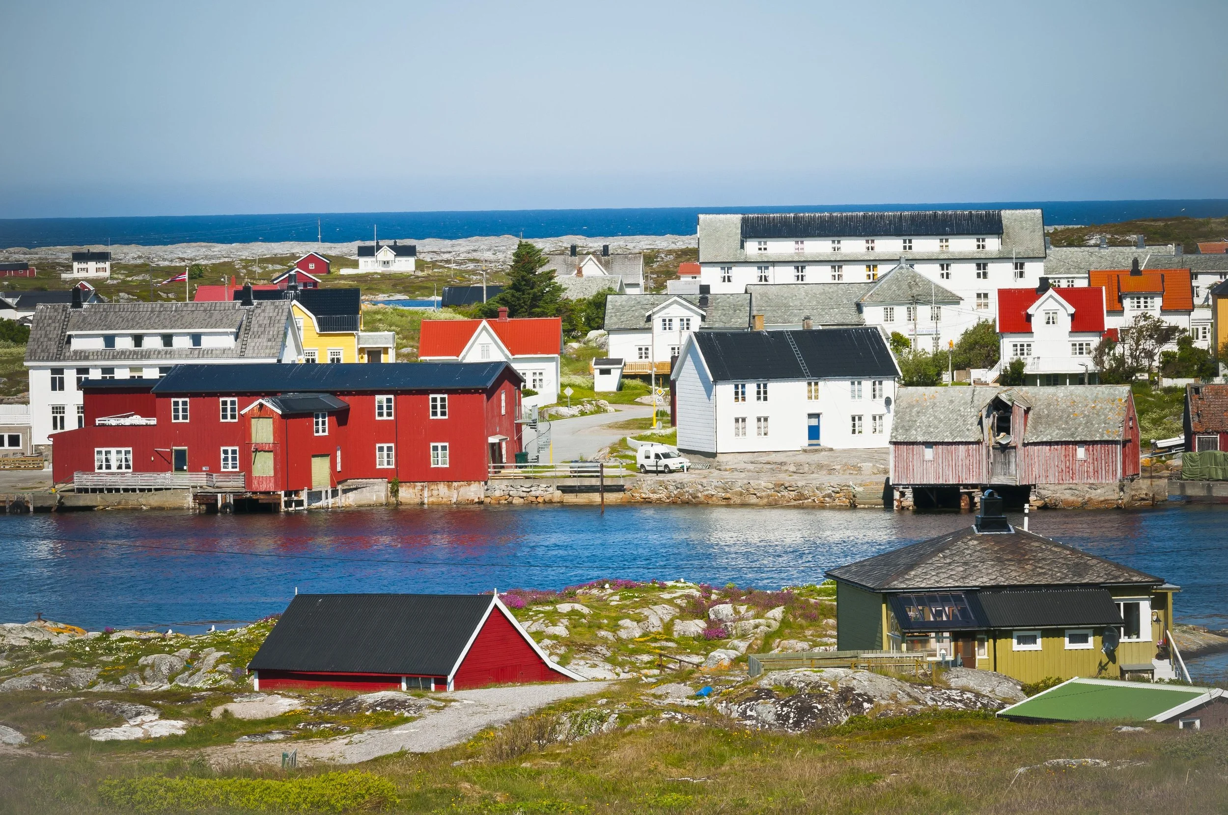 Landskapsfoto av Titran som viser kaia der Gaustadbrygga ligger.