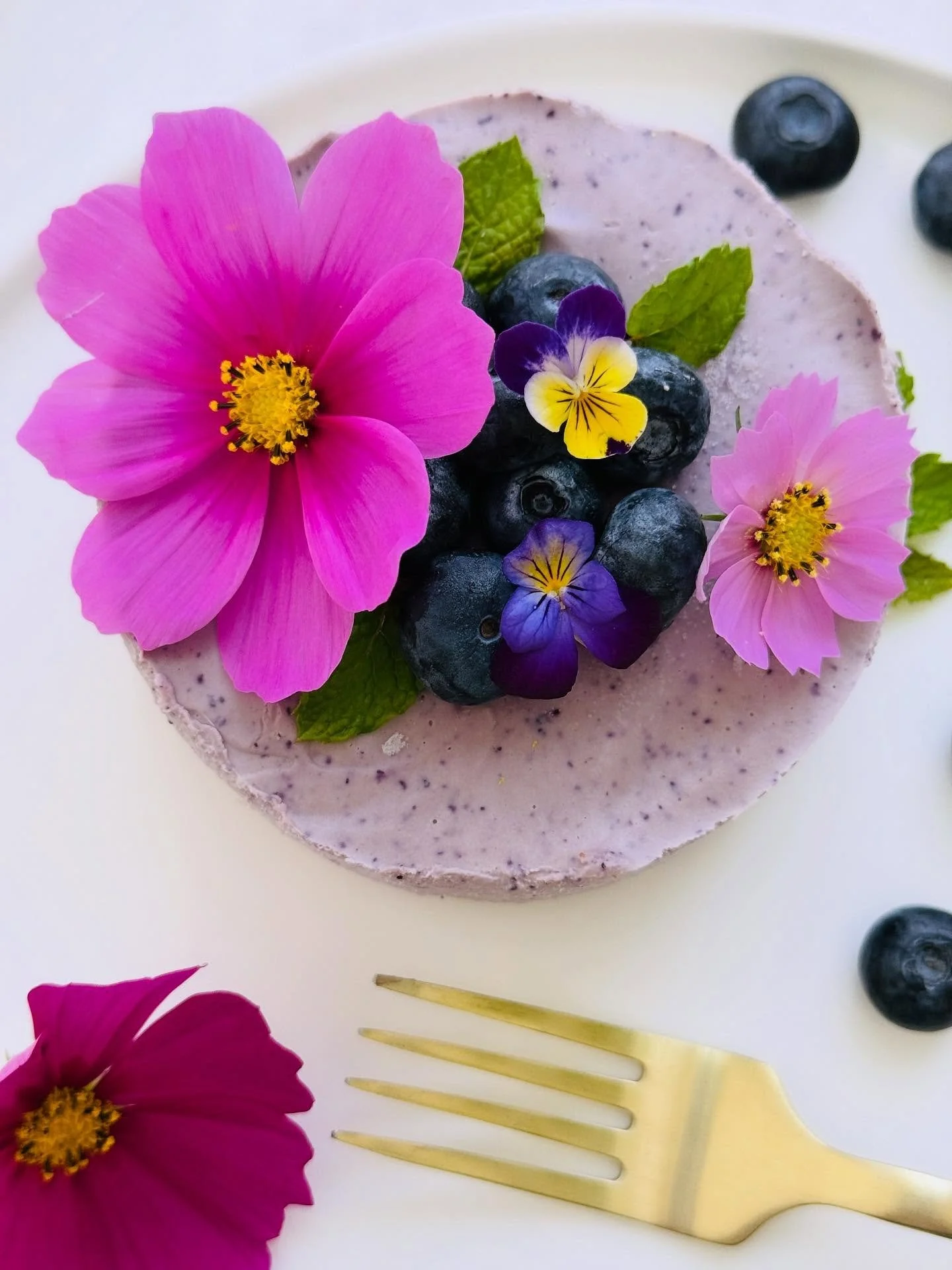 Made a delicious blueberry tarte with blueberries, cosmos, spearmint and mini violas grown in my garden. My seedlings from @cerca_cultivation continue to flourish and they keep giving me beautiful blooms to dress my sweets! Thanks to @growingyourgree