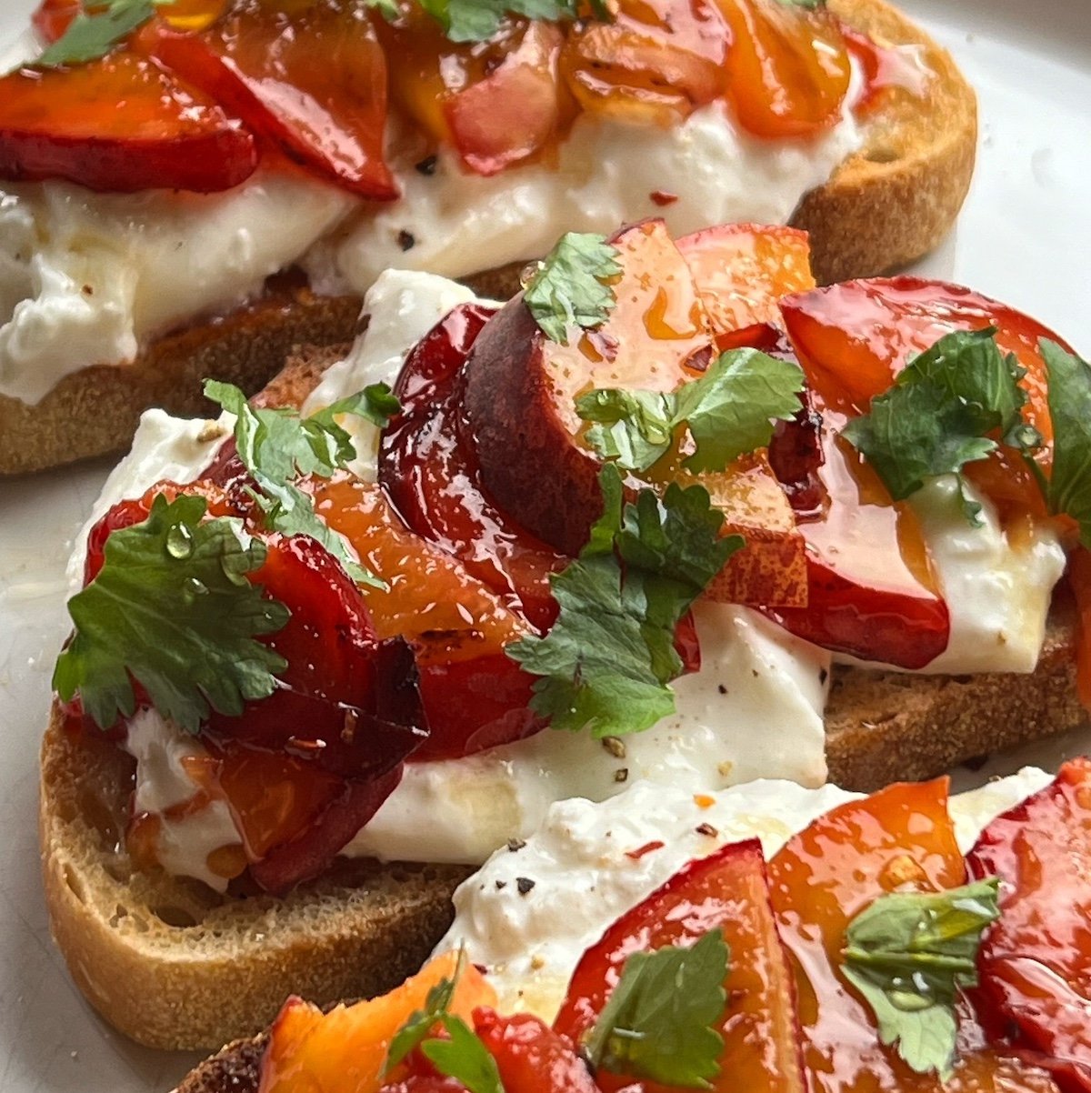 Close-up of grilled peaches and burrata on toast
